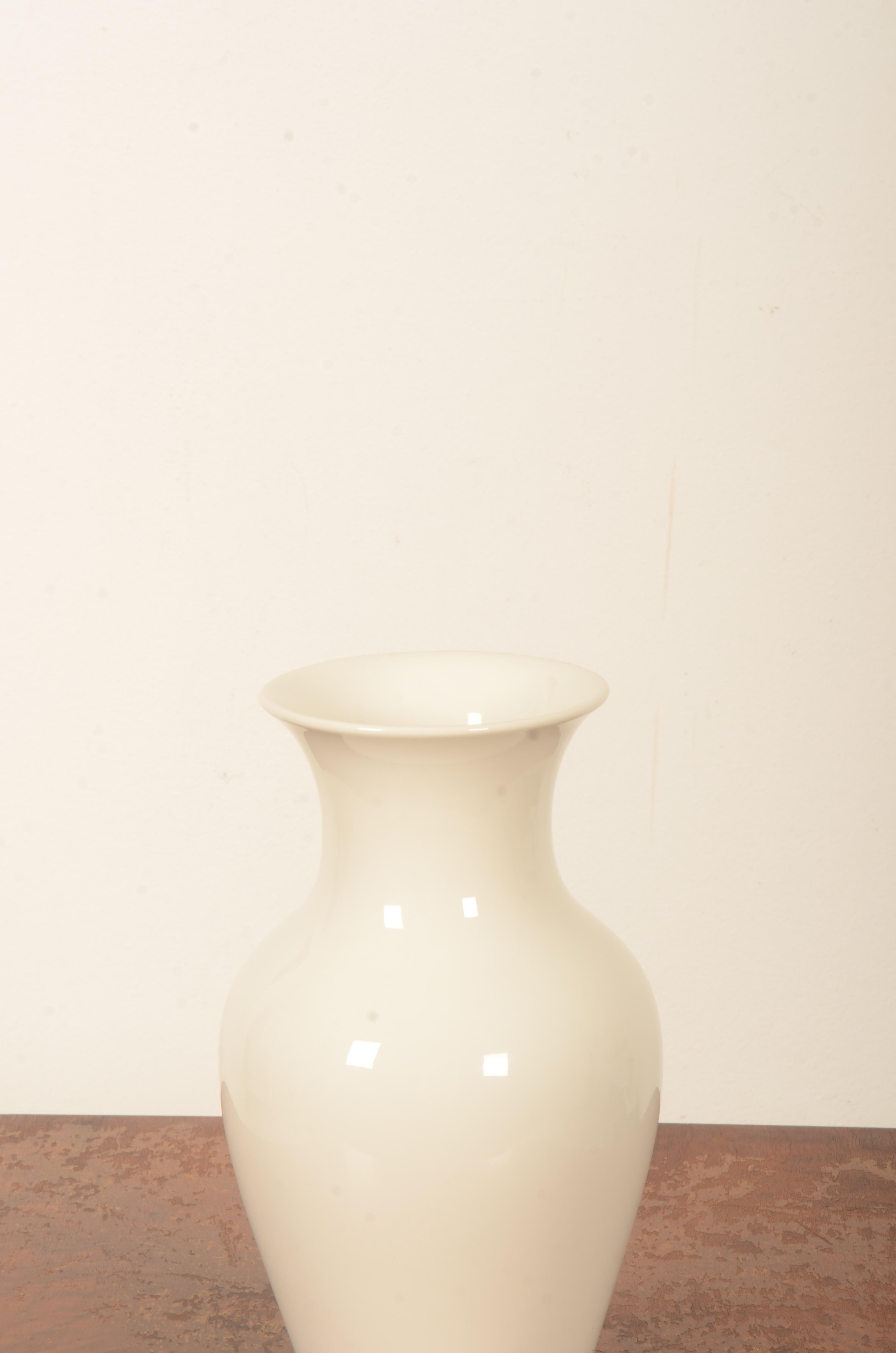 Mid-Century moderno Vaso cinese KPM Berlin disegnato da Julius Wilhelm Mantel in vendita