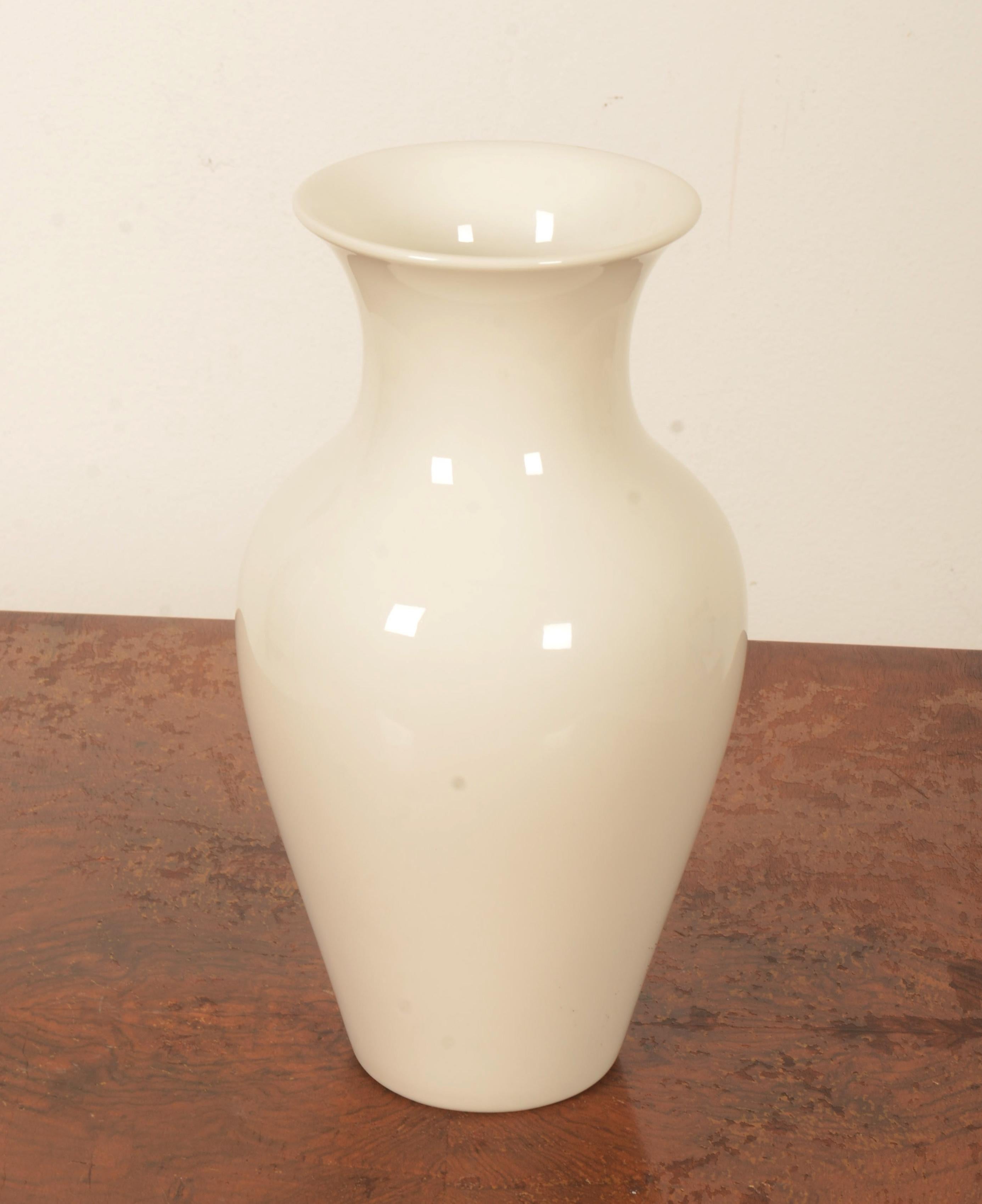 Tedesco Vaso cinese KPM Berlin disegnato da Julius Wilhelm Mantel in vendita