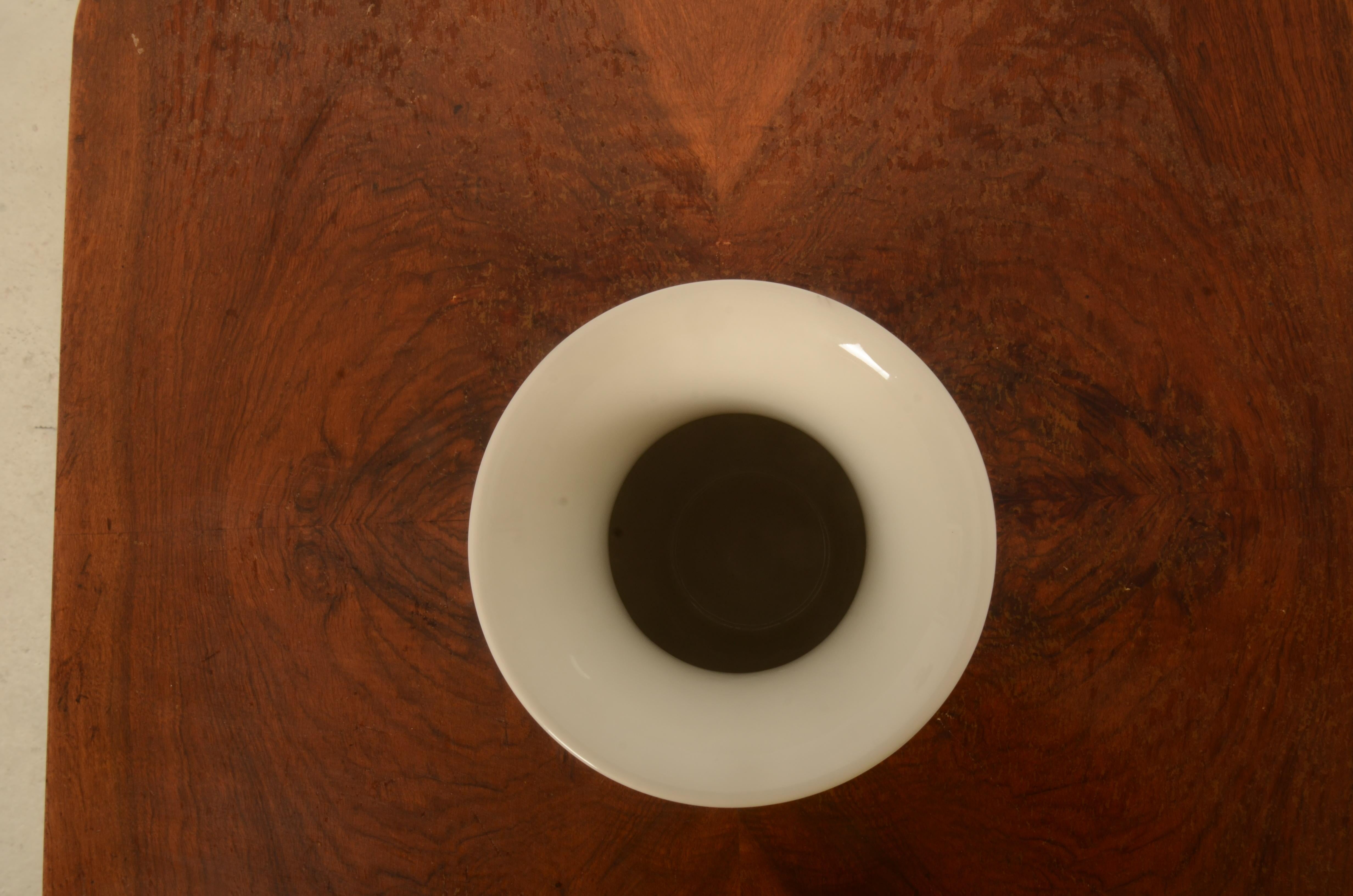 Smaltato Vaso cinese KPM Berlin disegnato da Julius Wilhelm Mantel in vendita