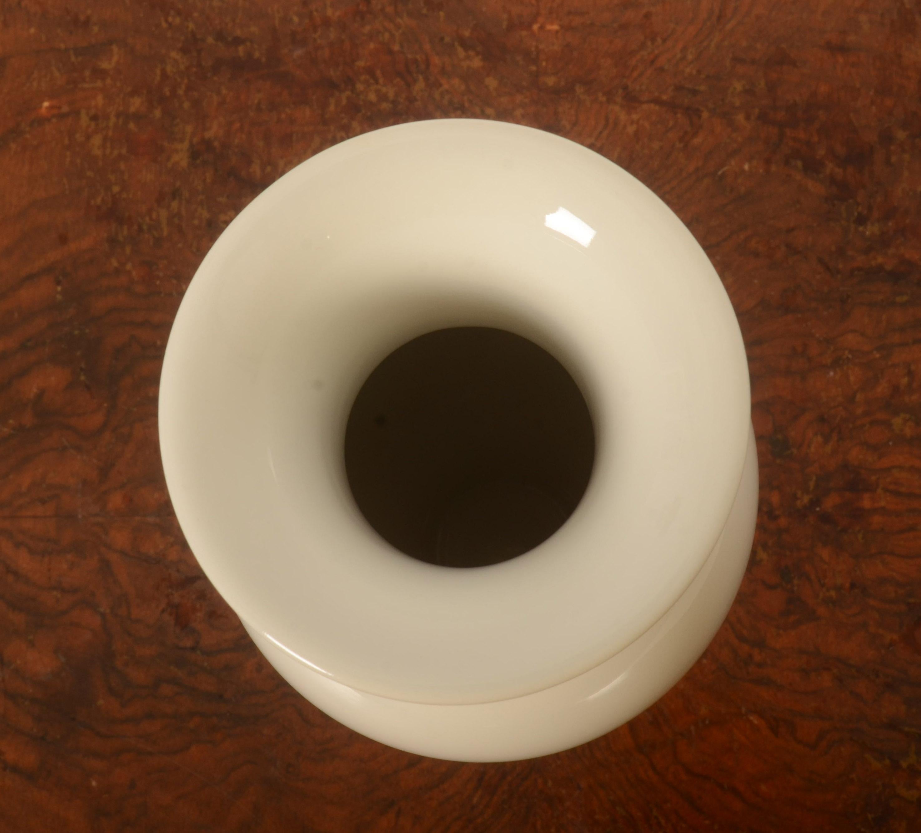 Metà XX secolo Vaso cinese KPM Berlin disegnato da Julius Wilhelm Mantel in vendita