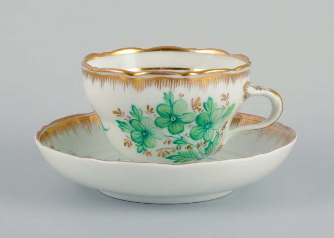 KPM, Berlin.
Chocolate cup hand-painted with green flowers and gold decoration.
Marked.
Mid-19th century.
First factory quality.
In excellent condition with minimal wear.
With birthday inscription.
Cup: H 6.5 x D 9.3 cm.