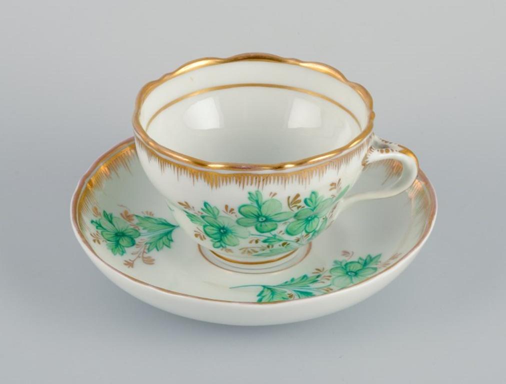 KPM, Berlín. Taza de chocolate pintada a mano con flores verdes y decoración dorada. Biedermeier en venta