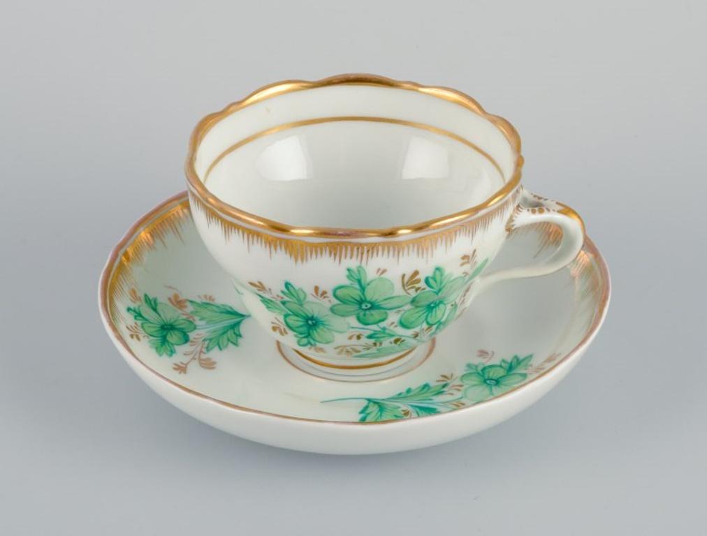 KPM, Berlin. Schokoladenbecher, handbemalt mit grünen Blumen und Golddekoration.  (Biedermeier) im Angebot