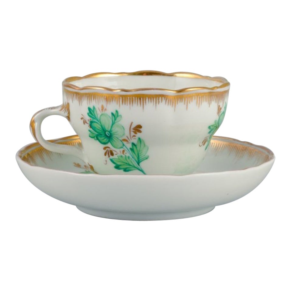 KPM, Berlin. Tasse à chocolat peinte à la main avec des fleurs vertes et une décoration dorée.