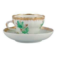 KPM, Berlin. Tasse à chocolat peinte à la main avec des fleurs vertes et une décoration dorée.