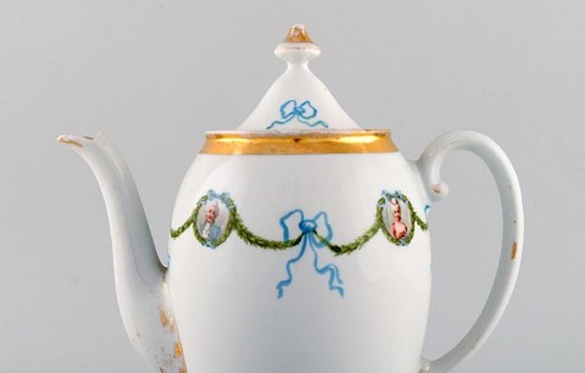 KPM, Berlin. Coffee pot in hand painted porcelain with blue ribbons and gold decoration. Early 20th century.
Measures: 25.5 x 22 cm.
In very good condition.
Stamped.
 