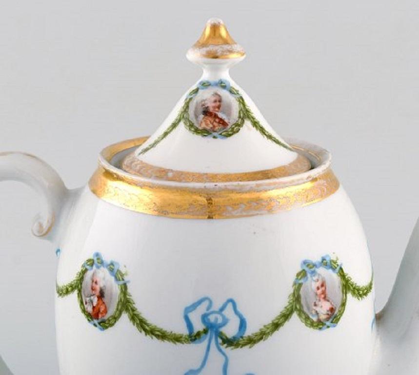 Kpm, Berlin, Coffee Pot in Hand Painted Porcelain with Blue Ribbons In Good Condition In Copenhagen, DK
