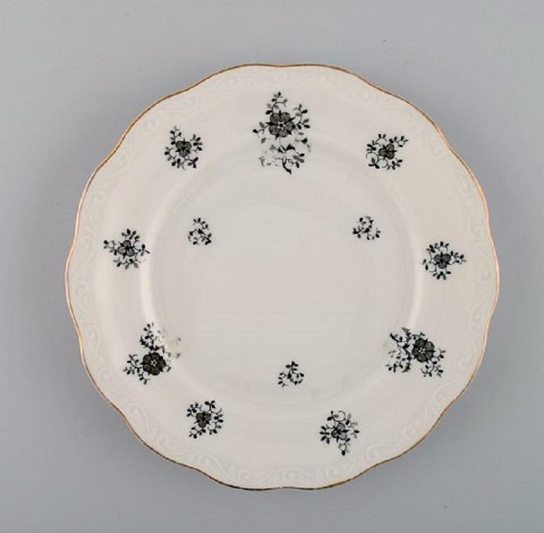 KPM, Copenhagen Porcelain Painting. Eight Rubens plates in porcelain with floral motifs, gold edge and scrolls in relief, 1940s.
Measure: Diameter 18 cm.
In good condition with light wear in the gold edge.
Stamped.