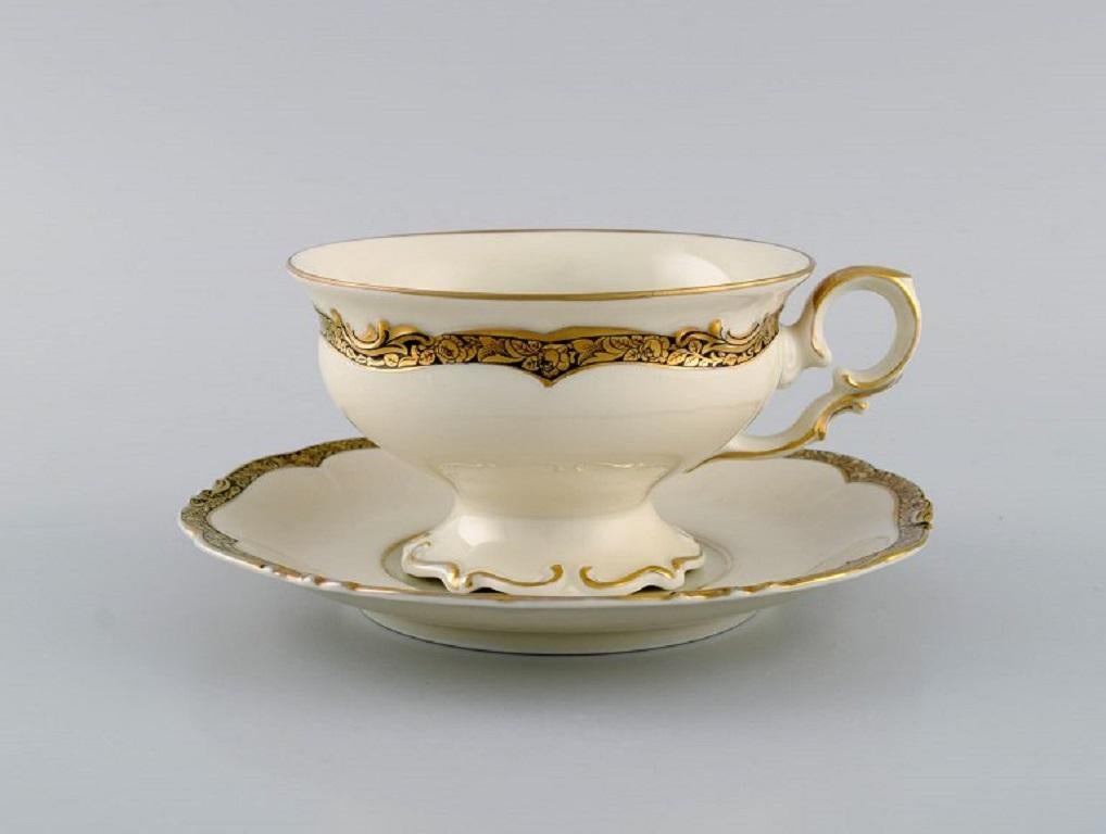 KPM, Berlin. Five Royal Ivory teacups with saucers in cream-colored porcelain with gold decoration.
1920s.
The cup measures: 11 x 7 cm.
Saucer diameter: 16.5 cm.
In excellent condition.
Stamped.
