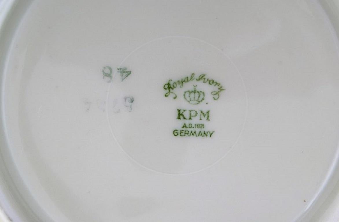 Kpm, Berlin, fünf königliche elfenbeinfarbene Teebecher mit Untertassen aus cremefarbenem Porzellan (Frühes 20. Jahrhundert) im Angebot