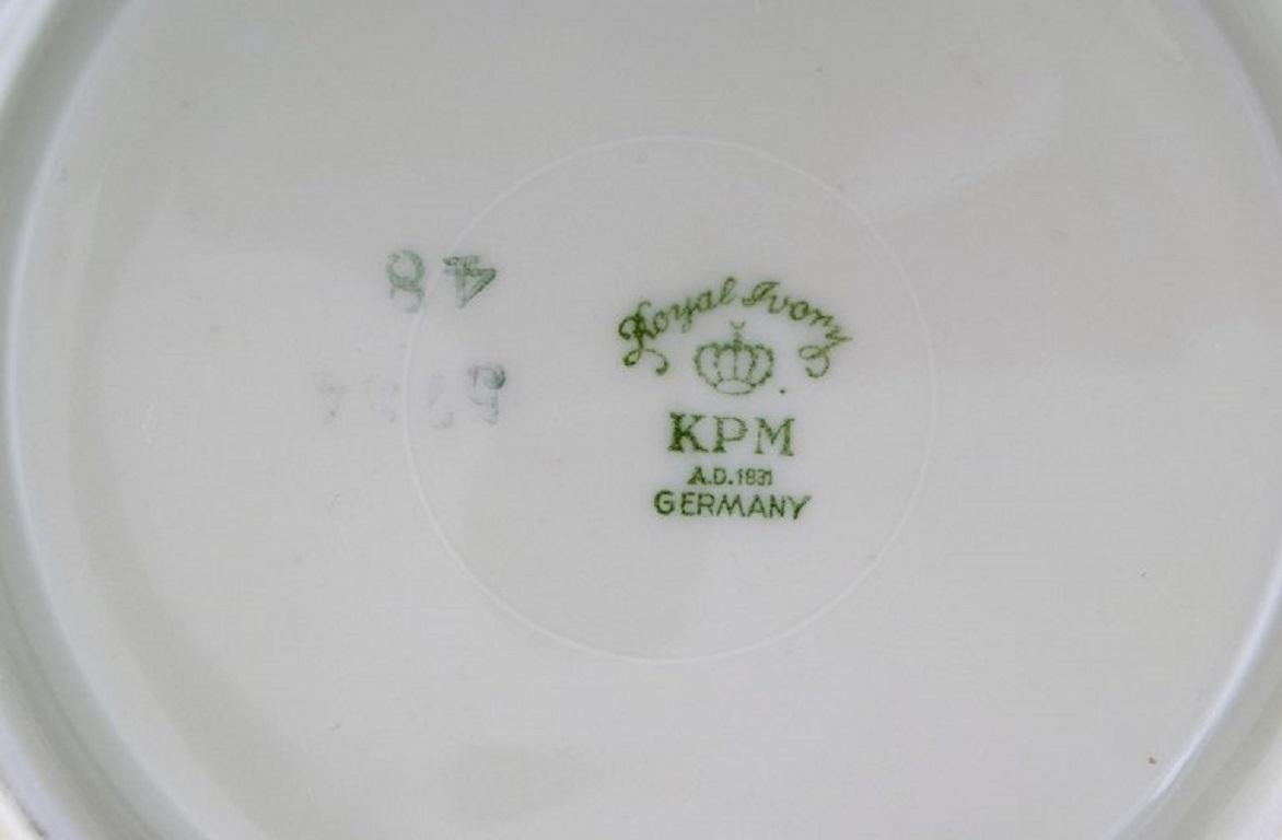 Kpm, Berlin, fünf königliche elfenbeinfarbene Teebecher mit Untertassen aus cremefarbenem Porzellan (Frühes 20. Jahrhundert) im Angebot