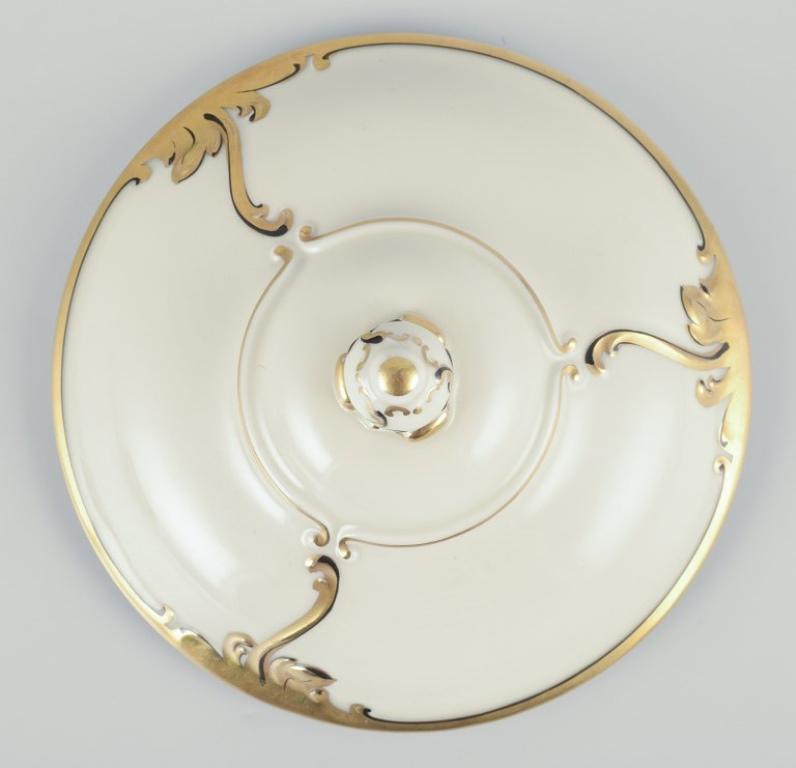 KPM Berlin, “Friederike” lidded bowl in cream porcelain with gold decoration In Excellent Condition For Sale In Copenhagen, DK