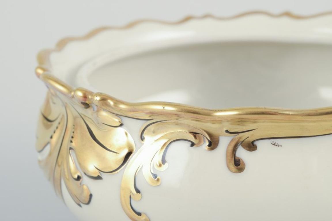 Porcelain KPM Berlin, “Friederike” lidded bowl in cream porcelain with gold decoration For Sale