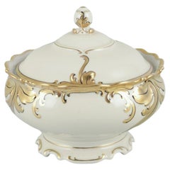 KPM Berlín, cuenco con tapa "Friederike" de porcelana crema con decoración dorada