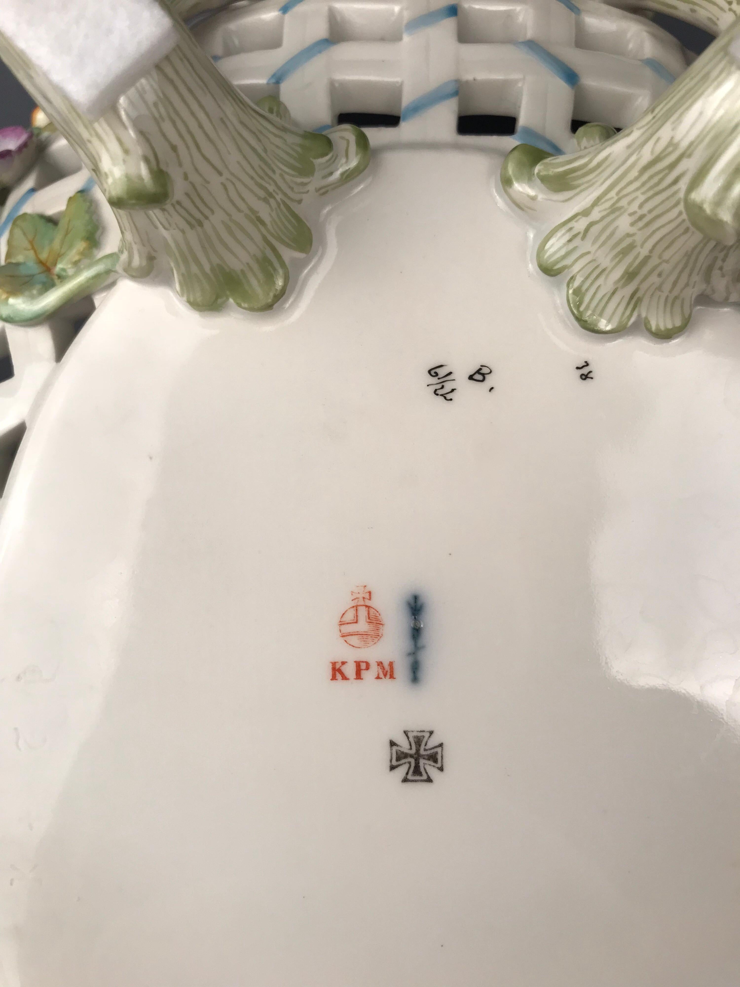 KPM Berlin Porcelain Ciotola con cesto di frutta Meissen dipinta a mano con fiori in vendita 4