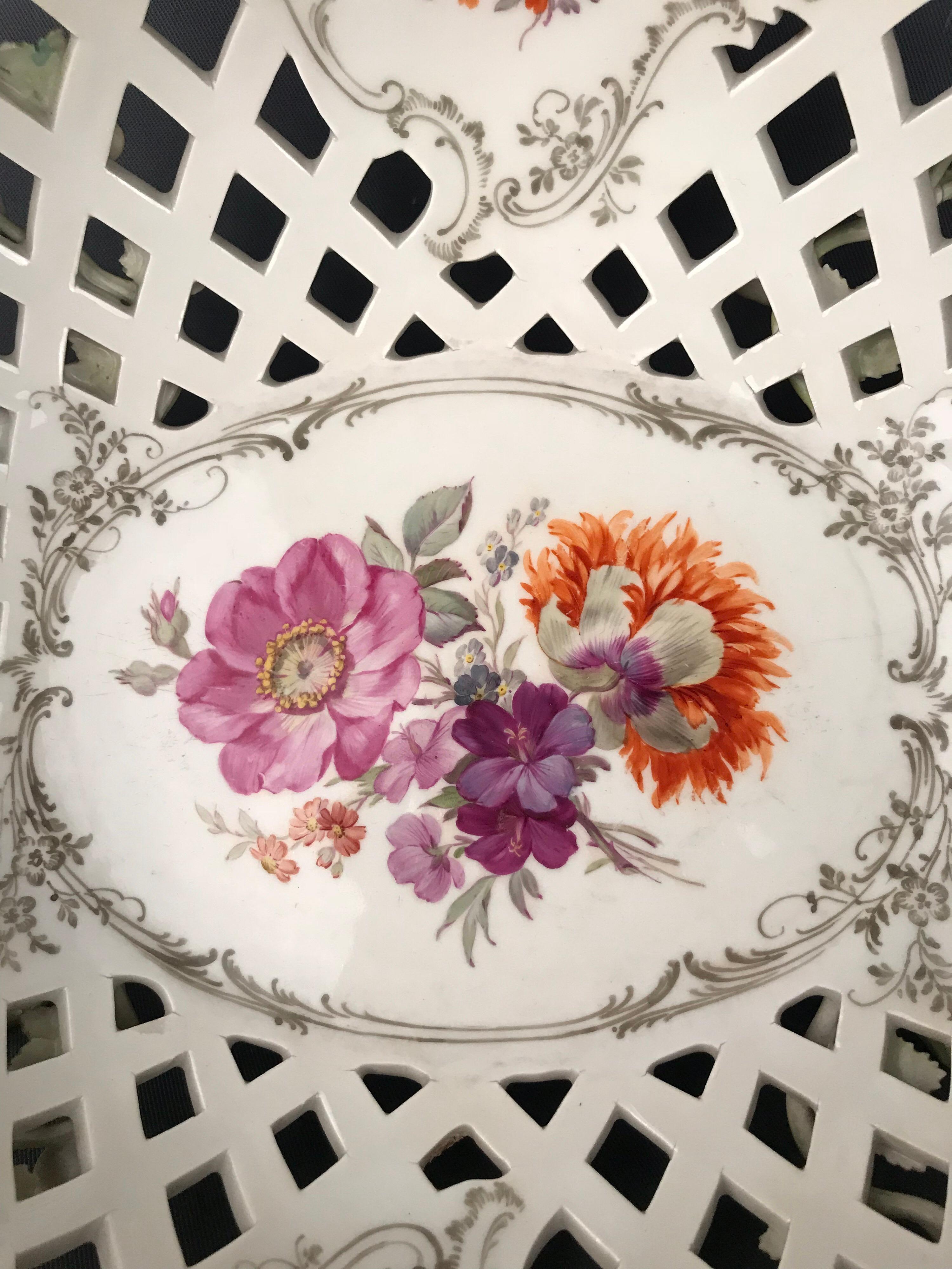 Tedesco KPM Berlin Porcelain Ciotola con cesto di frutta Meissen dipinta a mano con fiori in vendita