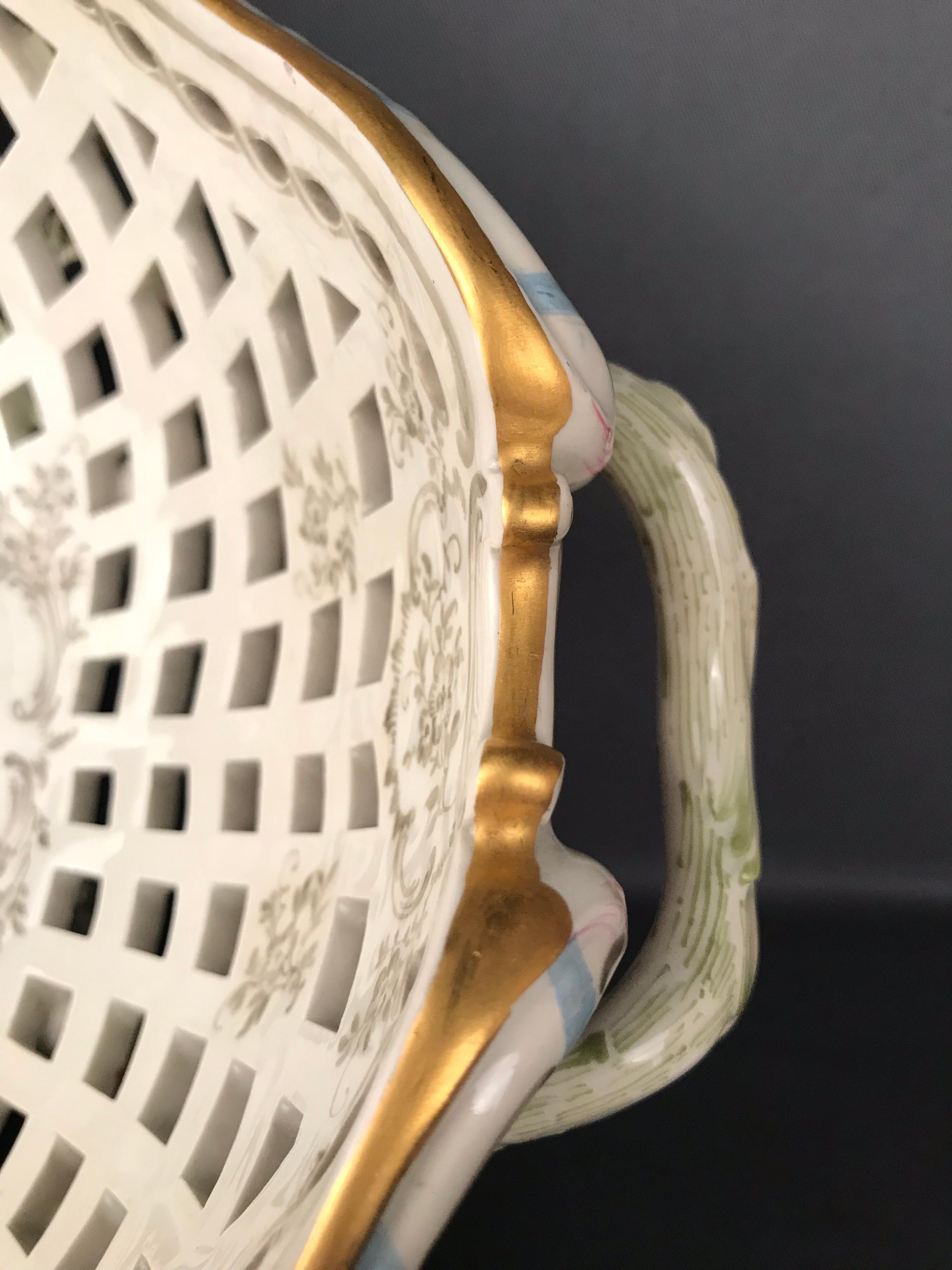 KPM Berlin Porcelain Ciotola con cesto di frutta Meissen dipinta a mano con fiori in vendita 1