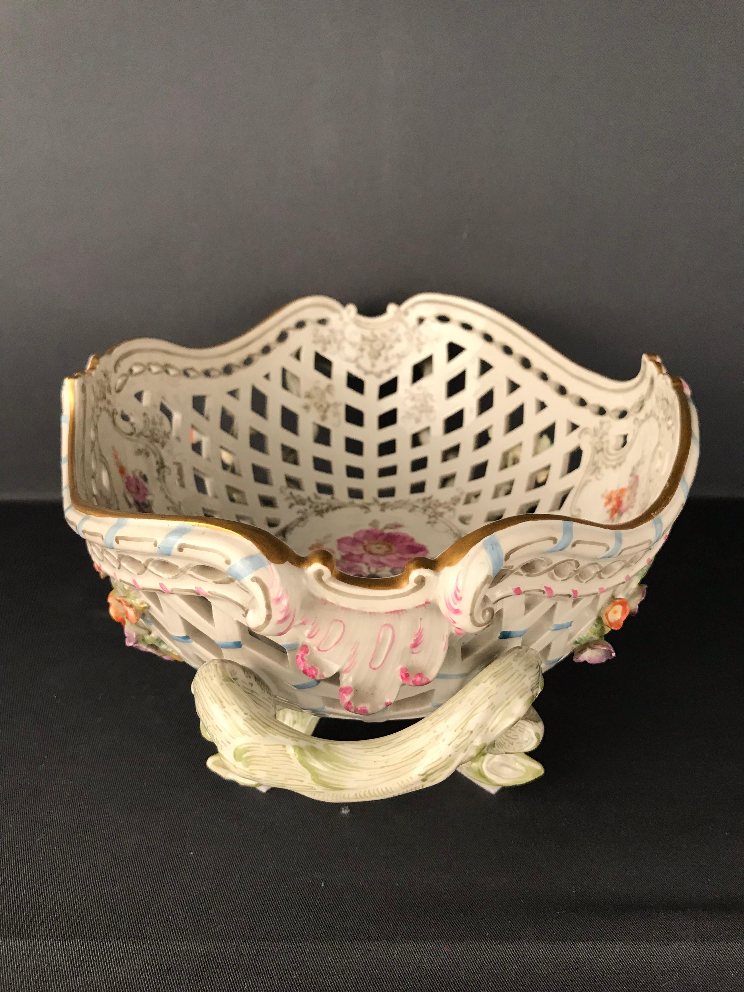 KPM Berlin Porcelain Ciotola con cesto di frutta Meissen dipinta a mano con fiori in vendita 2