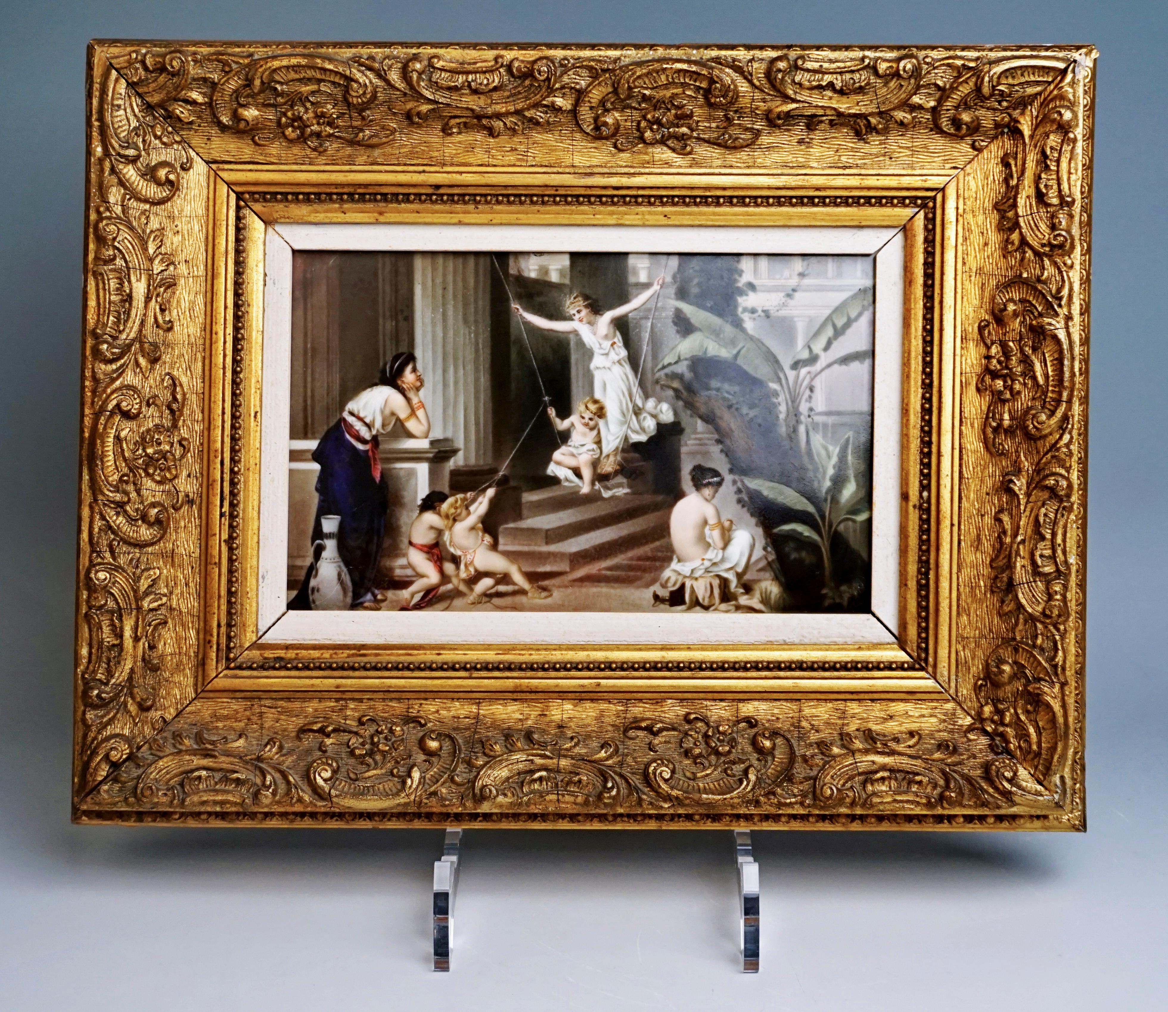 Pintura de porcelana: Representación de arquitectura greco-antigua con ninfas y putti jugando, en parte en un columpio, observados por una joven que apoya los codos en un parapeto y apoya la cabeza en las manos, a la derecha un árbol y