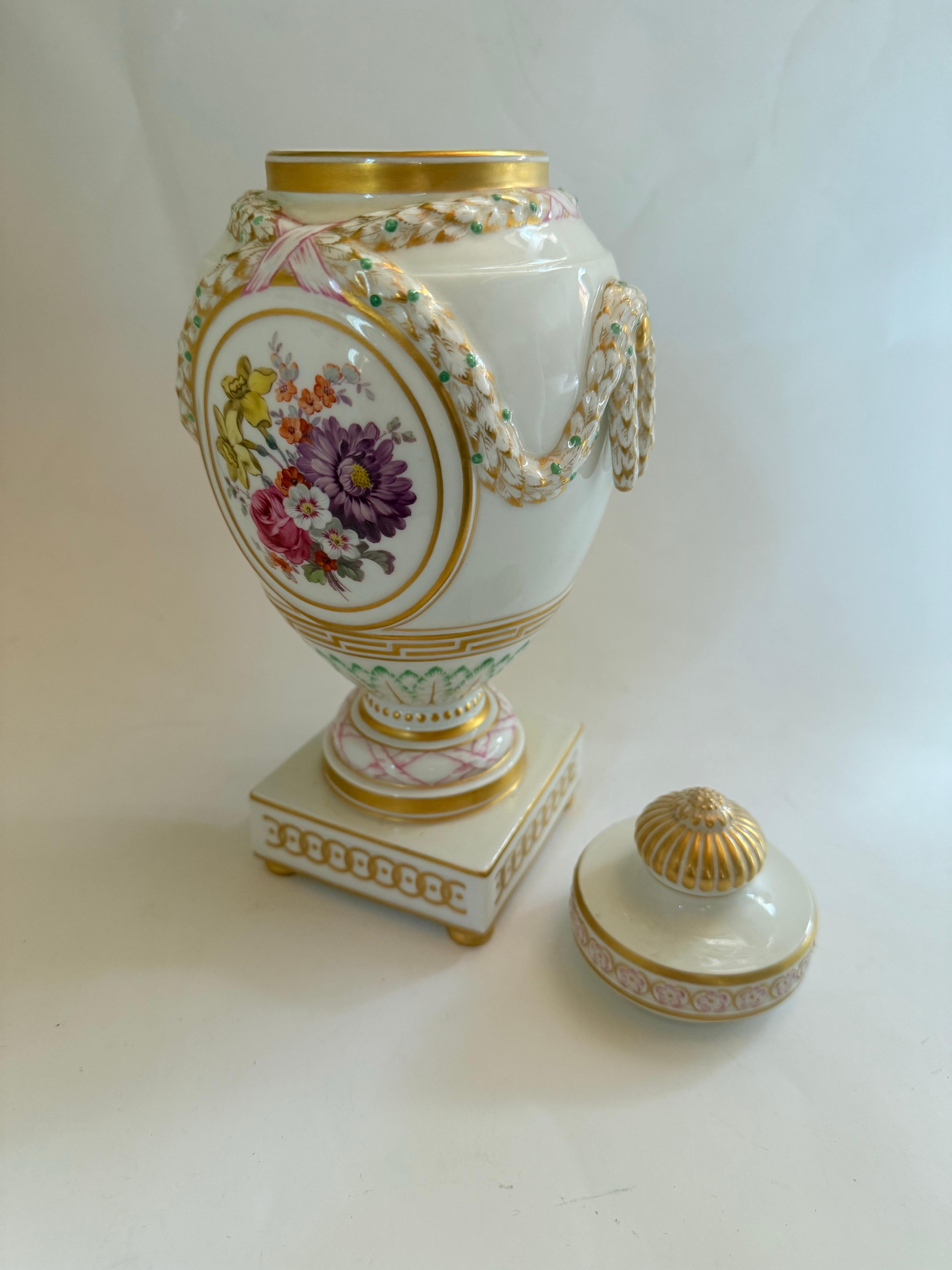 Classical Roman KPM Berlin rare hand-painted lidded vase 26 cm (10.2 inches) For Sale