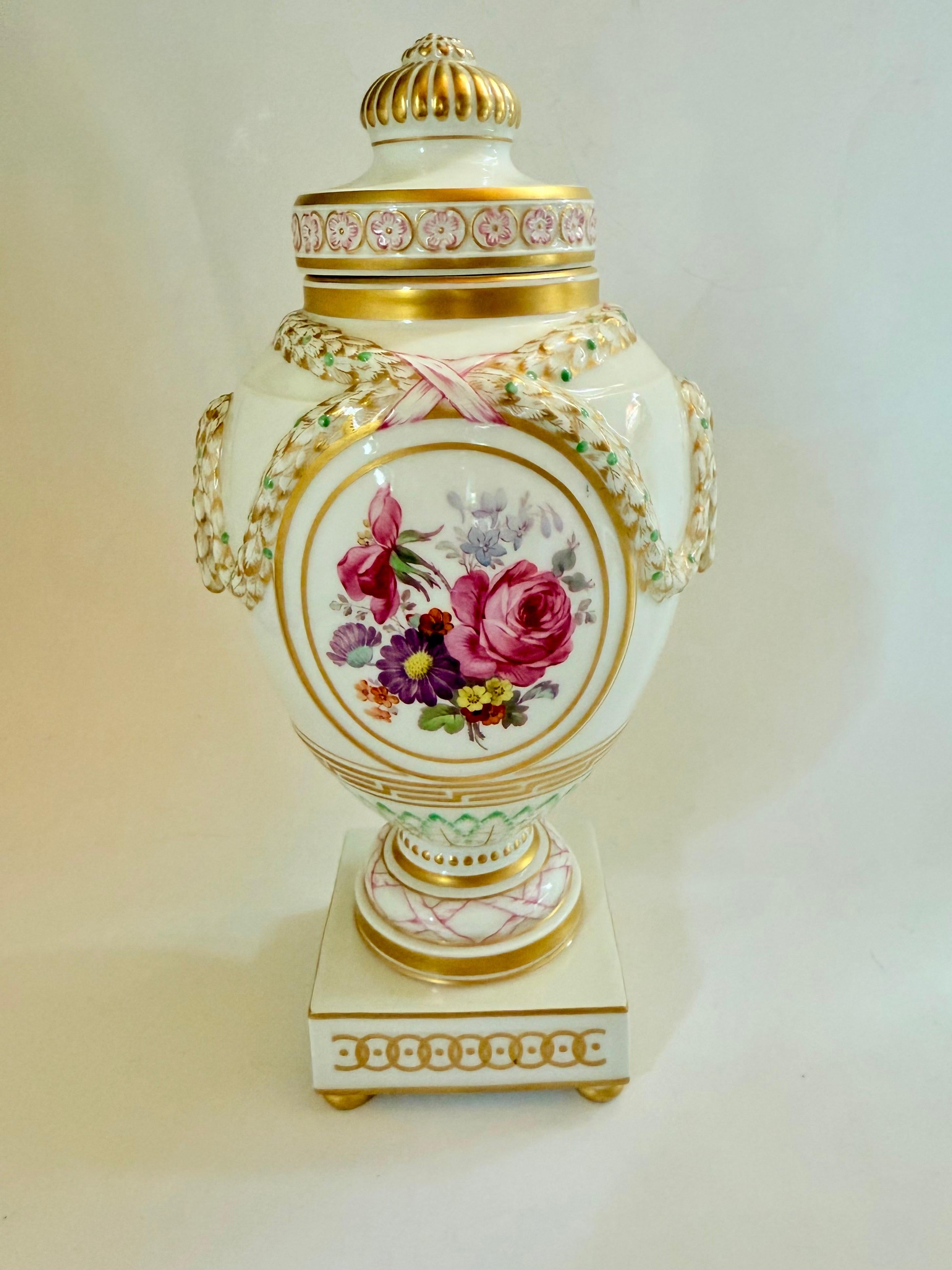 KPM Berlin rare hand-painted lidded vase 26 cm (10.2 inches) In Good Condition For Sale In Uppsala , SE