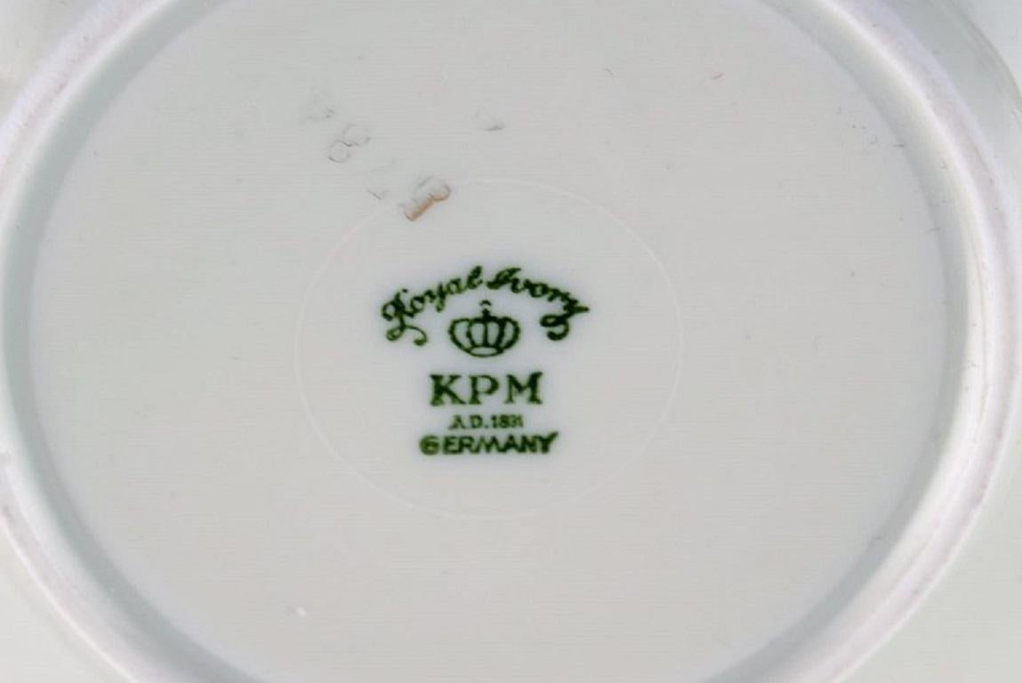 KPM, Berlin, Sieben königliche elfenbeinfarbene Teebecher mit Untertassen aus cremefarbenem Porzellan  (Frühes 20. Jahrhundert) im Angebot