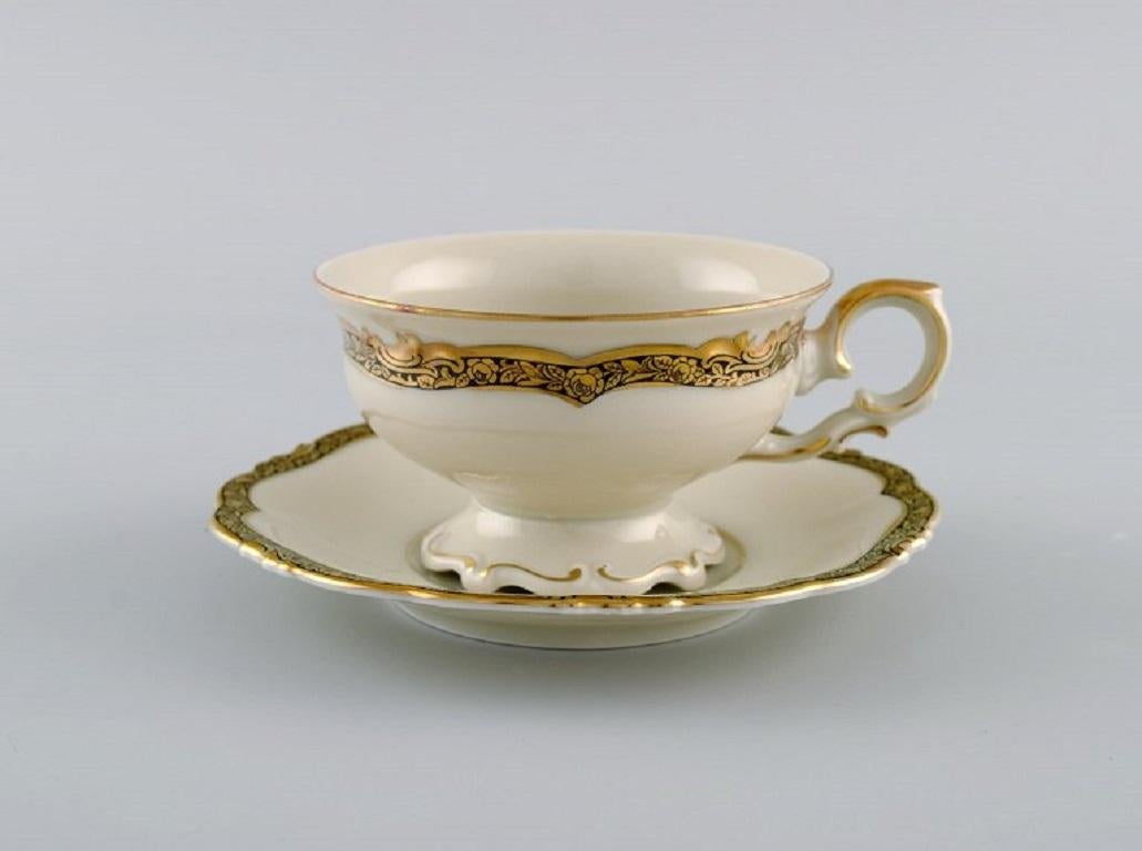 KPM, Berlin. Six tasses à thé Royal Ivory avec soucoupes en porcelaine de couleur crème avec décoration dorée. 1920s.
La tasse mesure : 9,3 x 5,5 cm.
Diamètre de la soucoupe : 13,5 cm.
En parfait état.
Estampillé.
