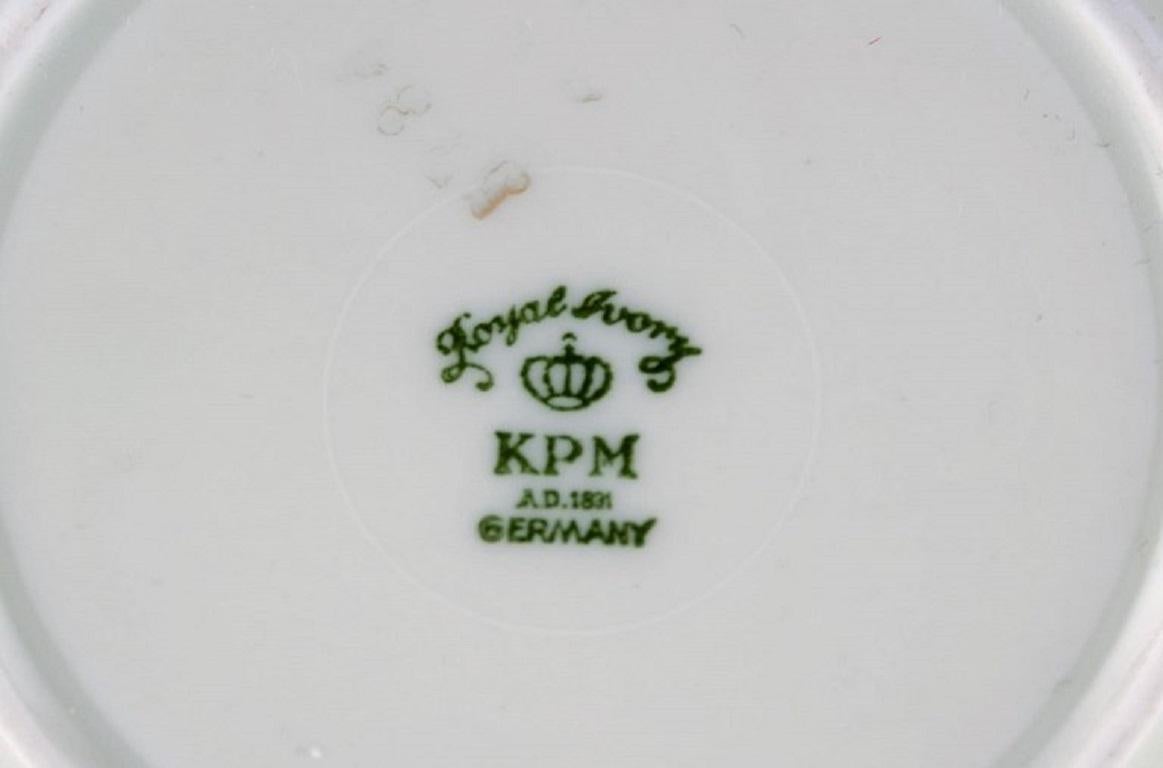 KPM, Berlin, Sechs königliche elfenbeinfarbene Teebecher mit Untertassen aus cremefarbenem Porzellan (Frühes 20. Jahrhundert) im Angebot