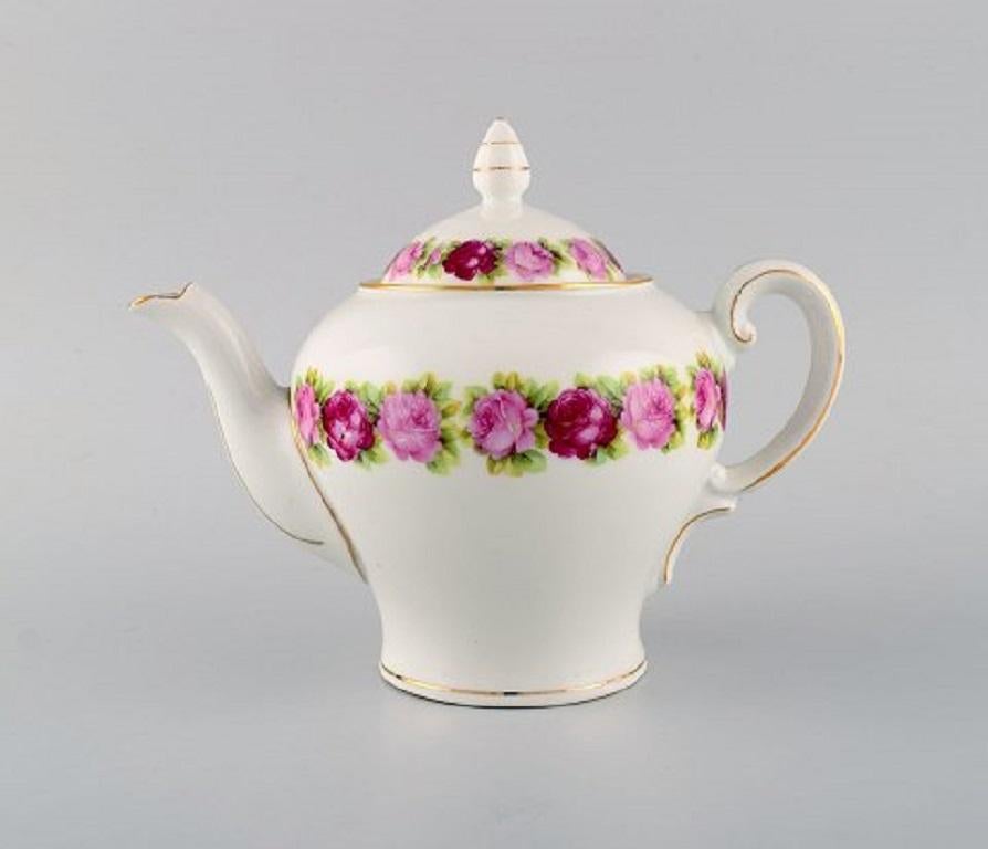 KPM, Berlin. Tea service for 12 people in hand painted porcelain with flowers and gold decoration, circa 1930.
Consisting of 12 teacups with saucers and teapot.
The teacup measures: 10.5 x 6 cm.
Saucer diameter: 16 cm.
The teapot measures: 21.5