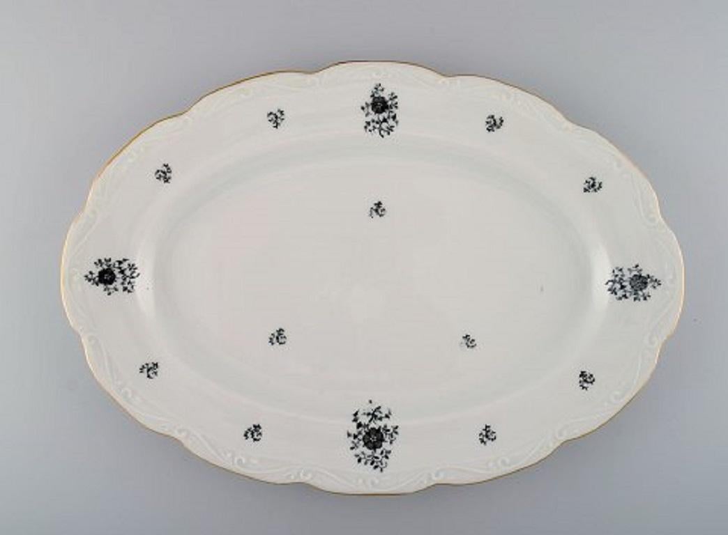 KPM, Copenhagen Porcelain Painting. Three Rubens dishes and a porcelain bowl with floral motifs and scrolls in relief, 1940s.
Largest dish measures: 39 x 27 cm.
The bowl measures: 19 x 5 cm.
In very good condition.
Stamped.