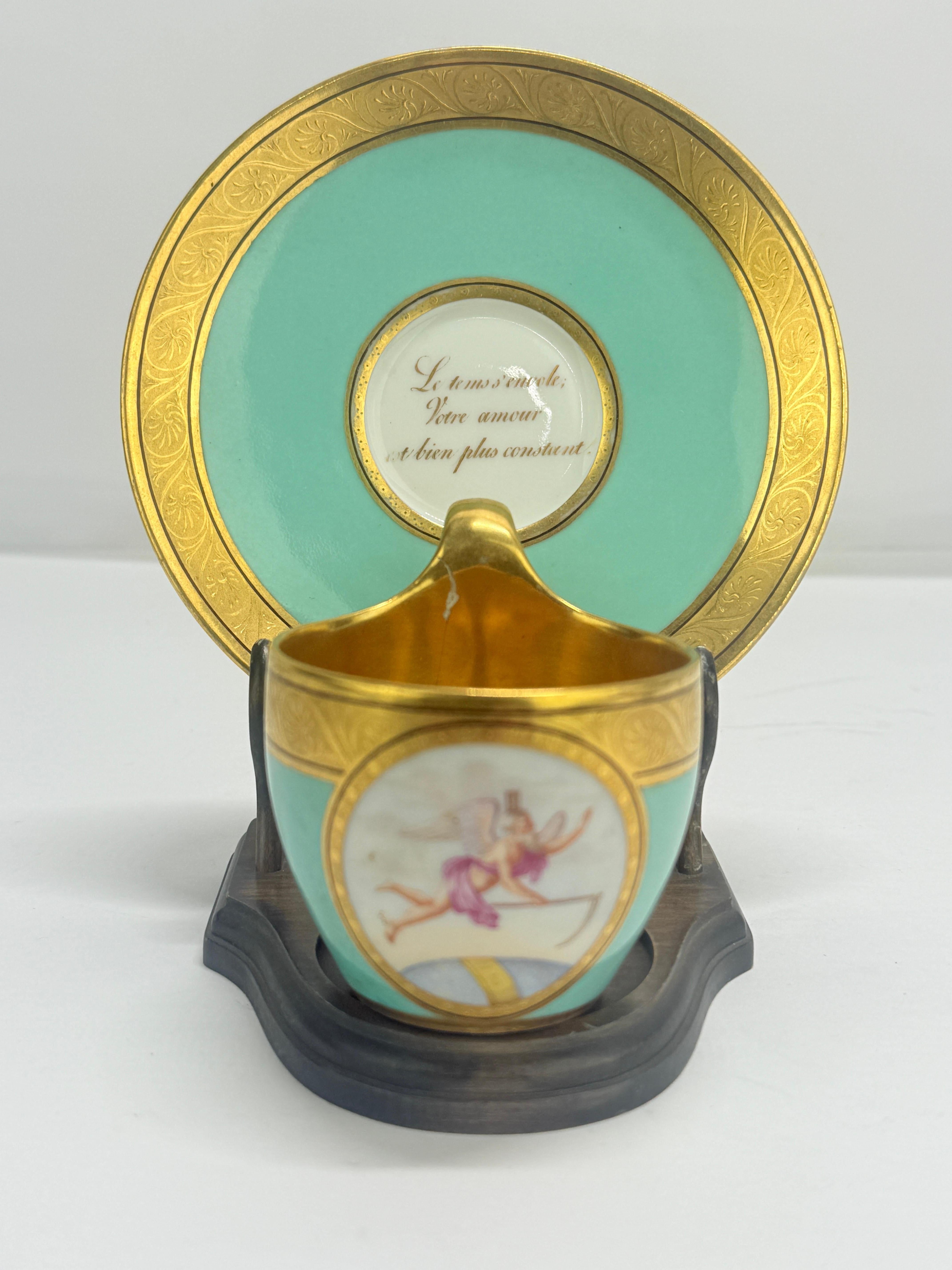 KPM oder Königliche Porzellan-Manufaktur Berlin, Hartporzellan, runde Tasse mit Schlaufenhenkel und integriertem Schnurrbartschutz, auf türkisfarbenem Grund. Ein breiter Fries aus mattierter und brünierter Vergoldung - Palmetten, Akanthusrollen und