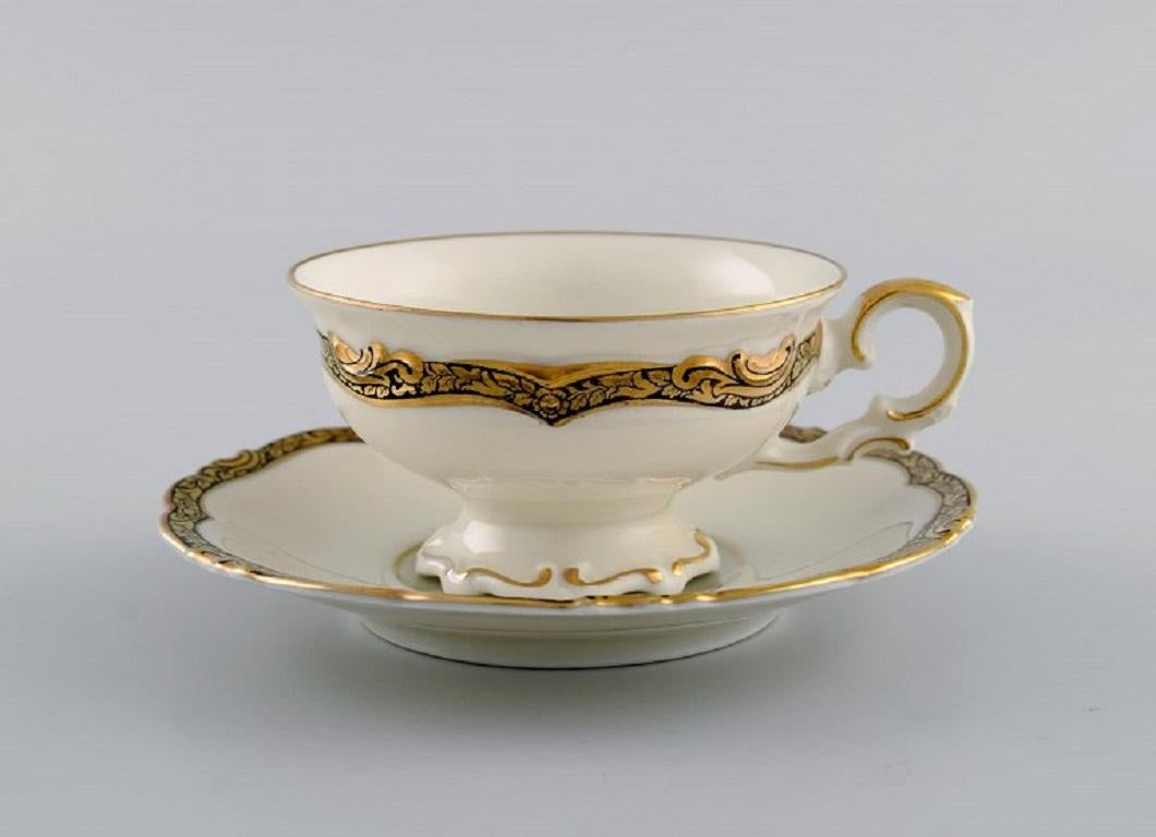 KPM, Berlin. Twelve Royal Ivory tea cups with saucers in cream-colored porcelain with gold decoration. 
1920s.
The cup measures: 8 x 4.5 cm.
Saucer diameter: 12 cm.
In excellent condition.
Stamped.