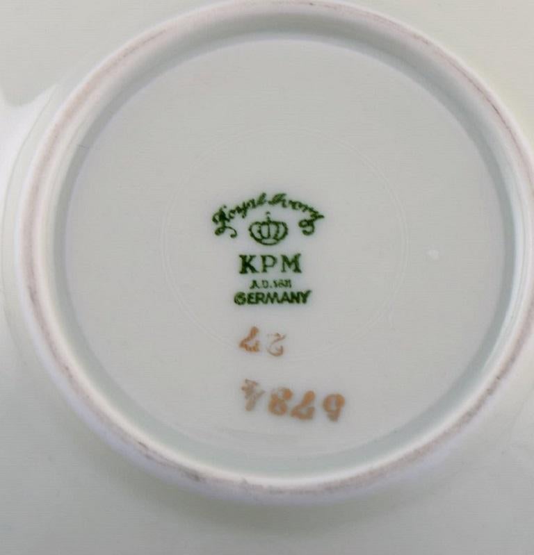 KPM, Berlin, Zwölf königliche elfenbeinfarbene Teebecher mit Untertassen aus cremefarbenem Porzellan (Frühes 20. Jahrhundert) im Angebot