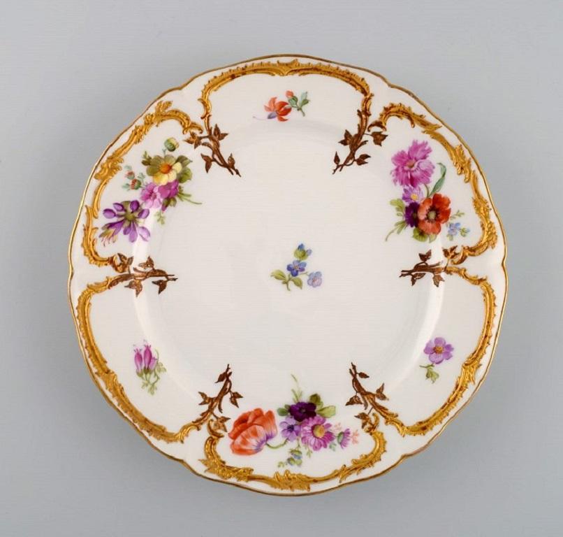 KPM, Berlin. Two antique plates in curved porcelain with hand-painted flowers and gold decoration. 
Late 19th century.
Measure: Diameter: 19 cm.
In excellent condition.
Stamped.