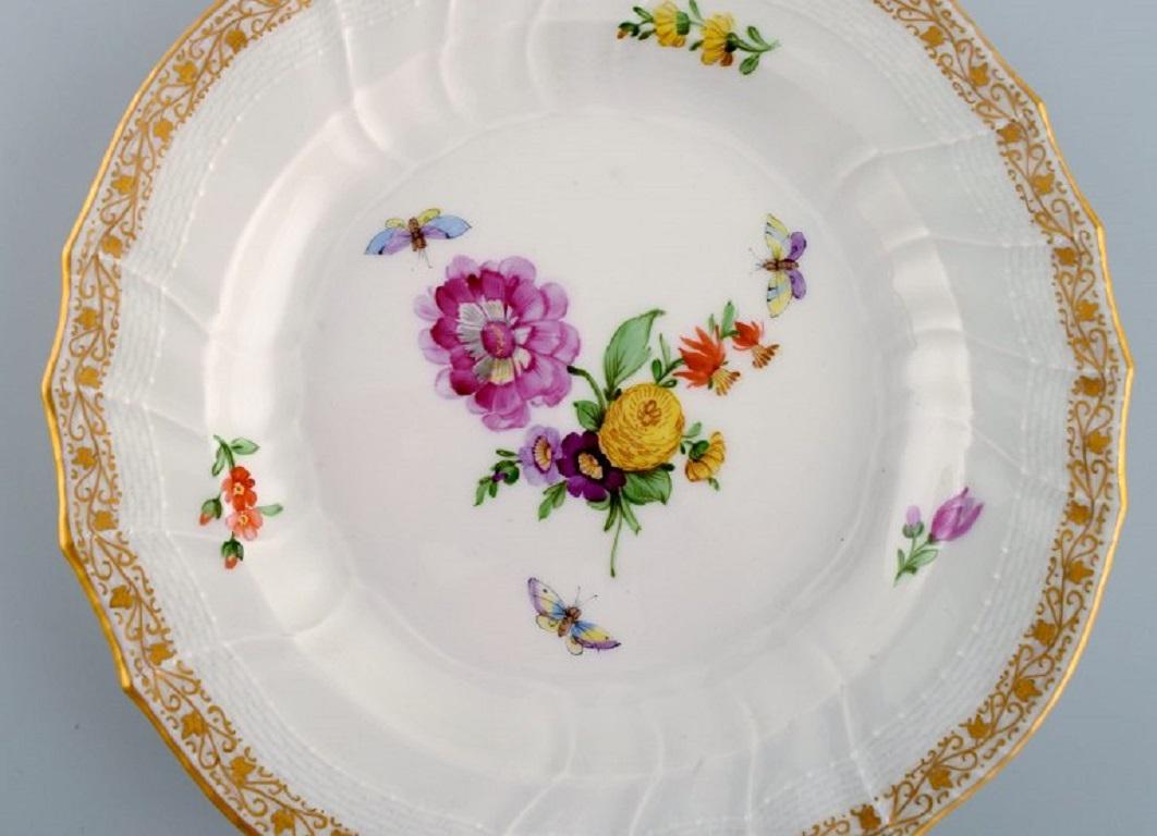 Kpm, Berlin, Two Antique Plates in Curved Porcelain with Hand-Painted Flowers In Excellent Condition For Sale In Copenhagen, DK