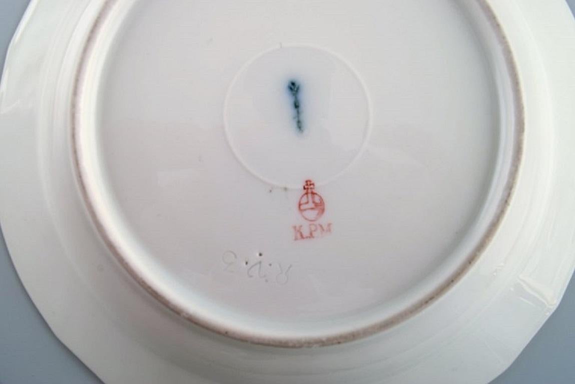 XIXe siècle Kpm, Berlin, deux assiettes anciennes en porcelaine incurvée avec fleurs peintes à la main en vente