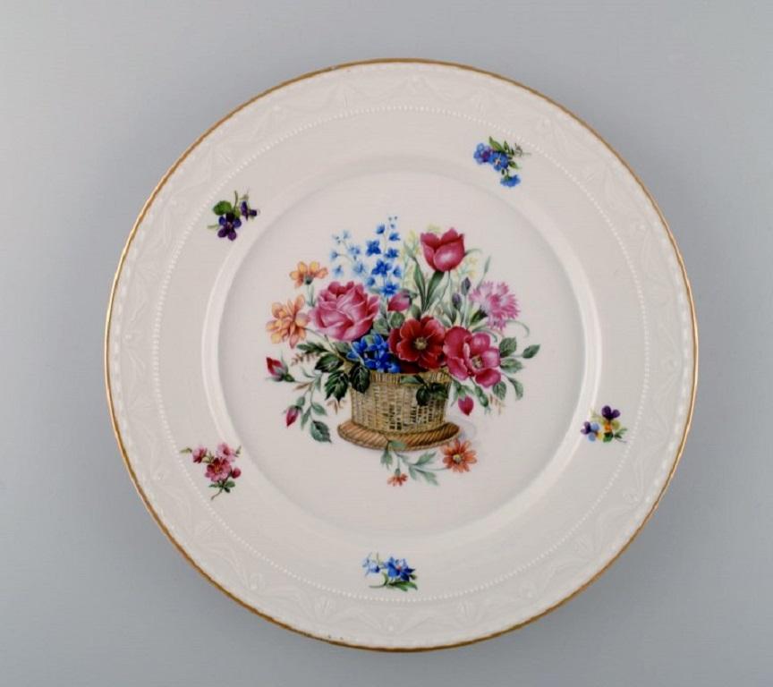 KPM, Berlin. Two antique porcelain plates with hand-painted flower baskets and gold edge. Early 20th century.
Measures: Diameter: 25.8 cm.
In excellent condition.
Stamped.