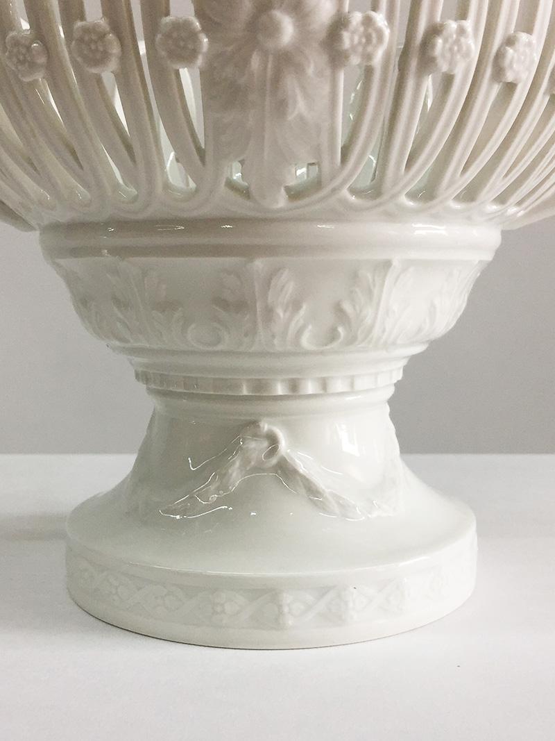 KPM Berlin white porcelain basket on base, Germany, 1945-1962 In Good Condition In Delft, NL