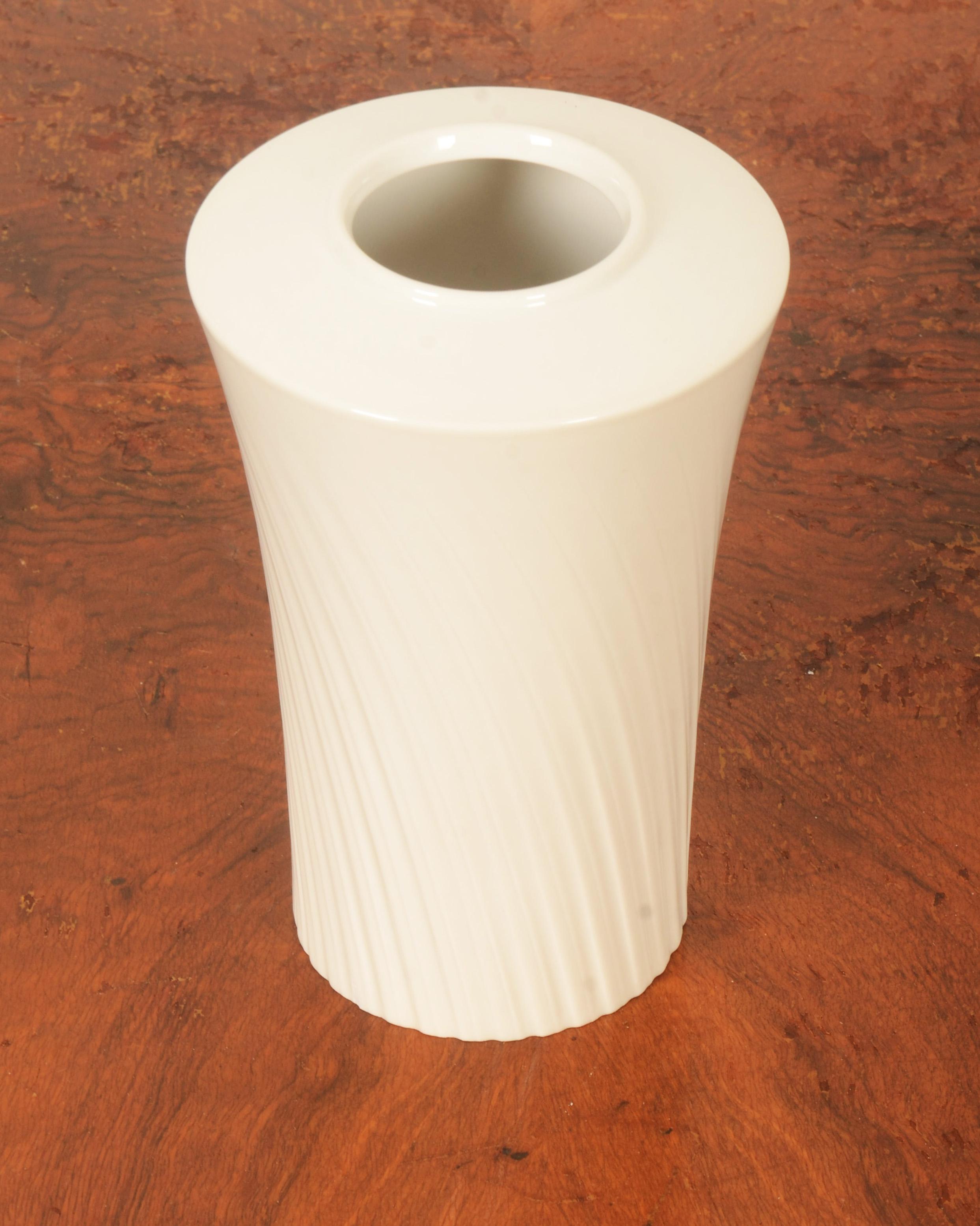 KPM Berlin Weiße Porzellanvase Narzisse Entworfen von Siegmund Schütz (Moderne der Mitte des Jahrhunderts) im Angebot