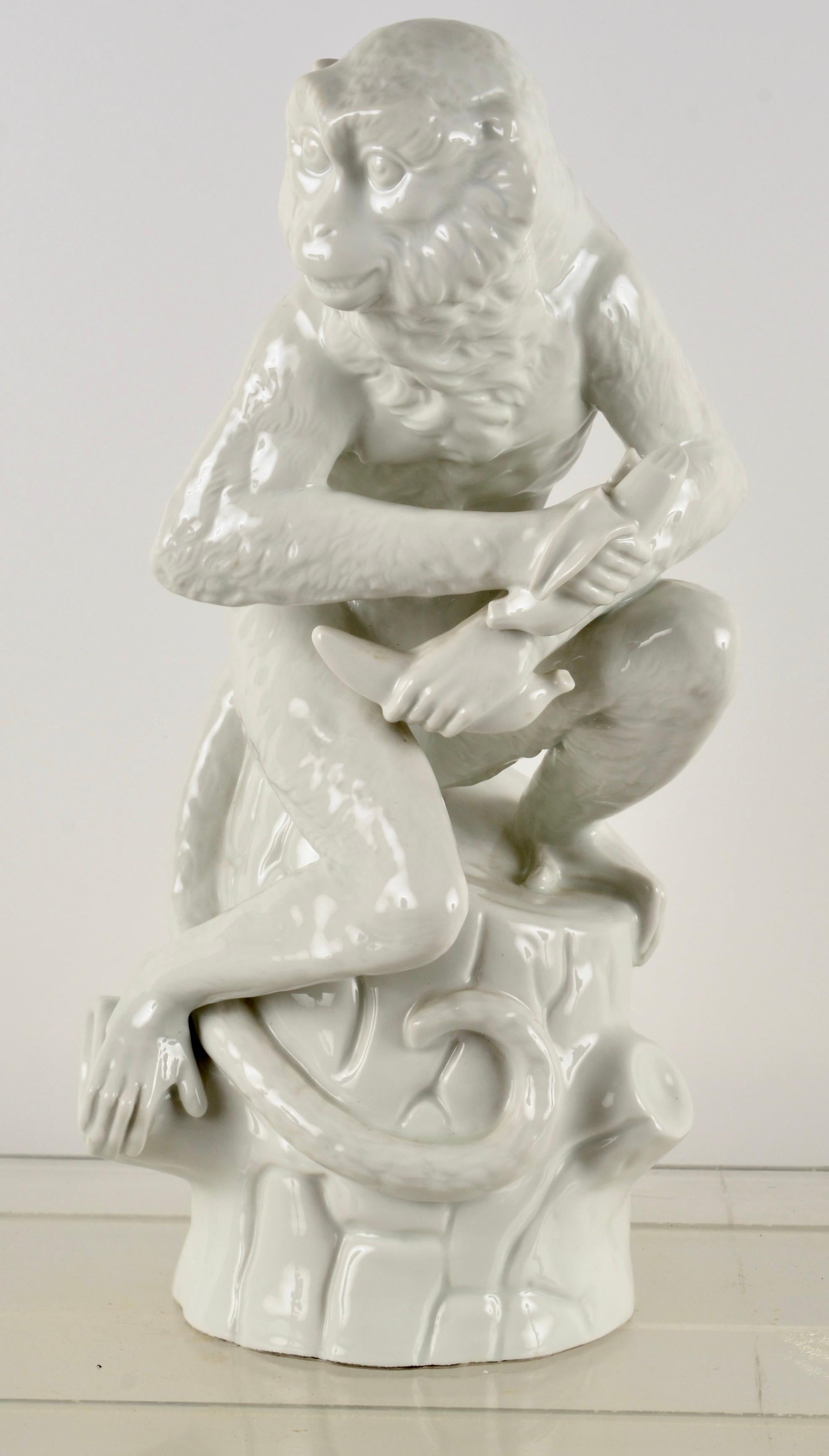 Fabriquée par la KPM, Real Porcelain Factory, à Berlin, en Allemagne, cette figurine magnifiquement travaillée représente un singe mangeant des bananes. L'attention portée aux détails et la finesse de la glaçure sont remarquables. Très bon état,