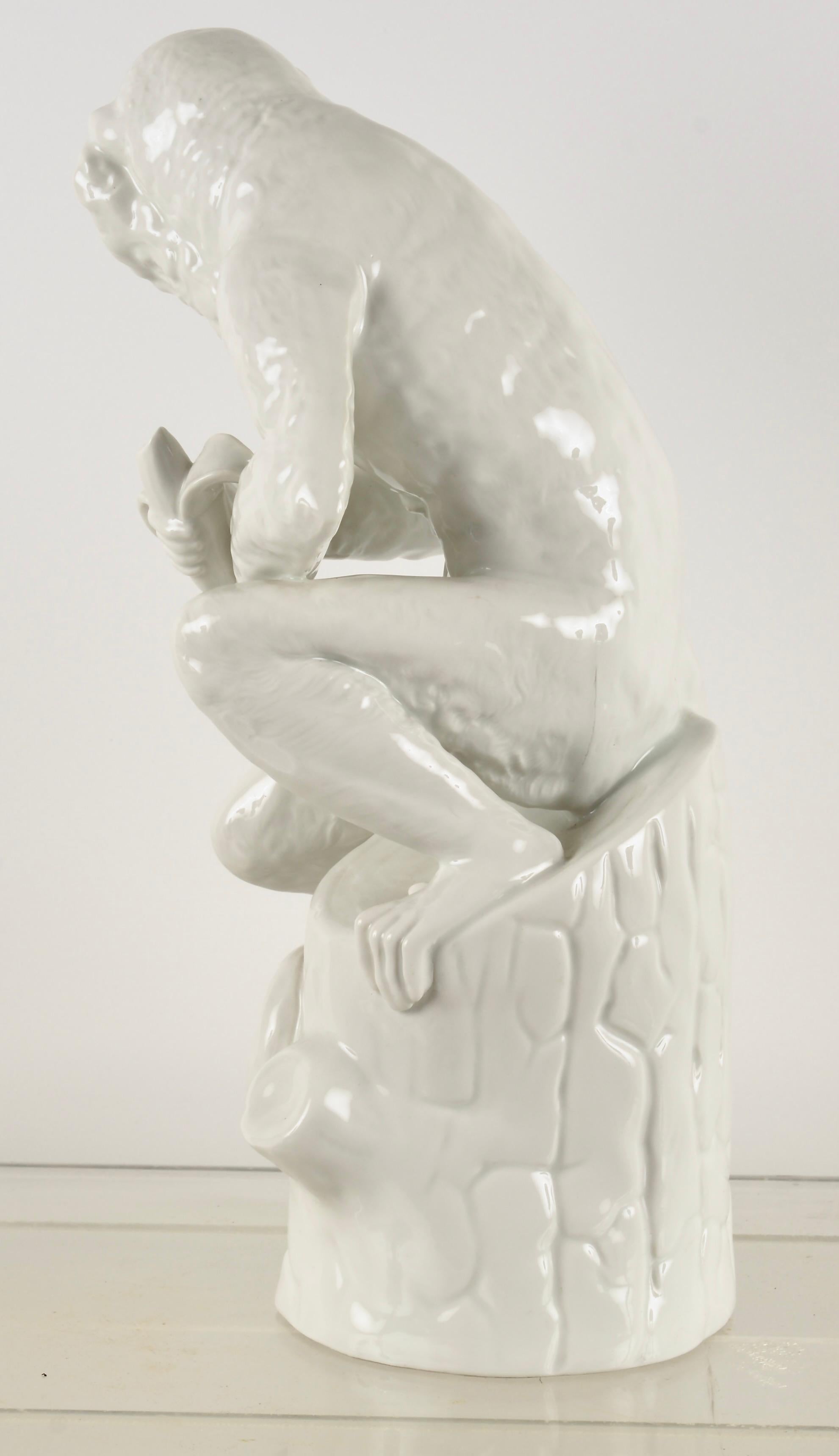 Hollywood Regency Sculpture de singe KPM Blanc de Chine, Allemagne, années 1960 en vente
