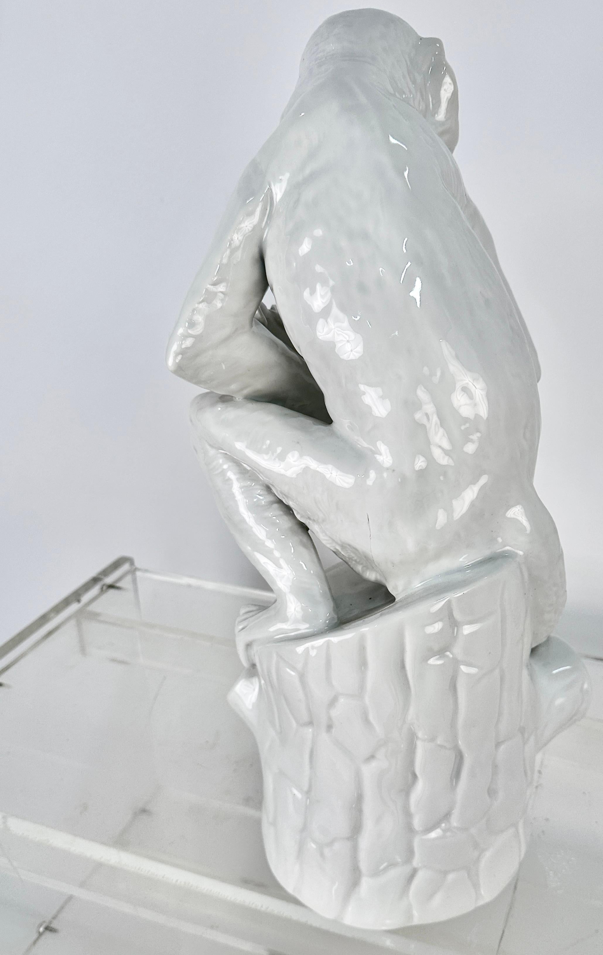 Sculpture de singe KPM Blanc de Chine, Allemagne, années 1960 Bon état - En vente à Norwalk, CT