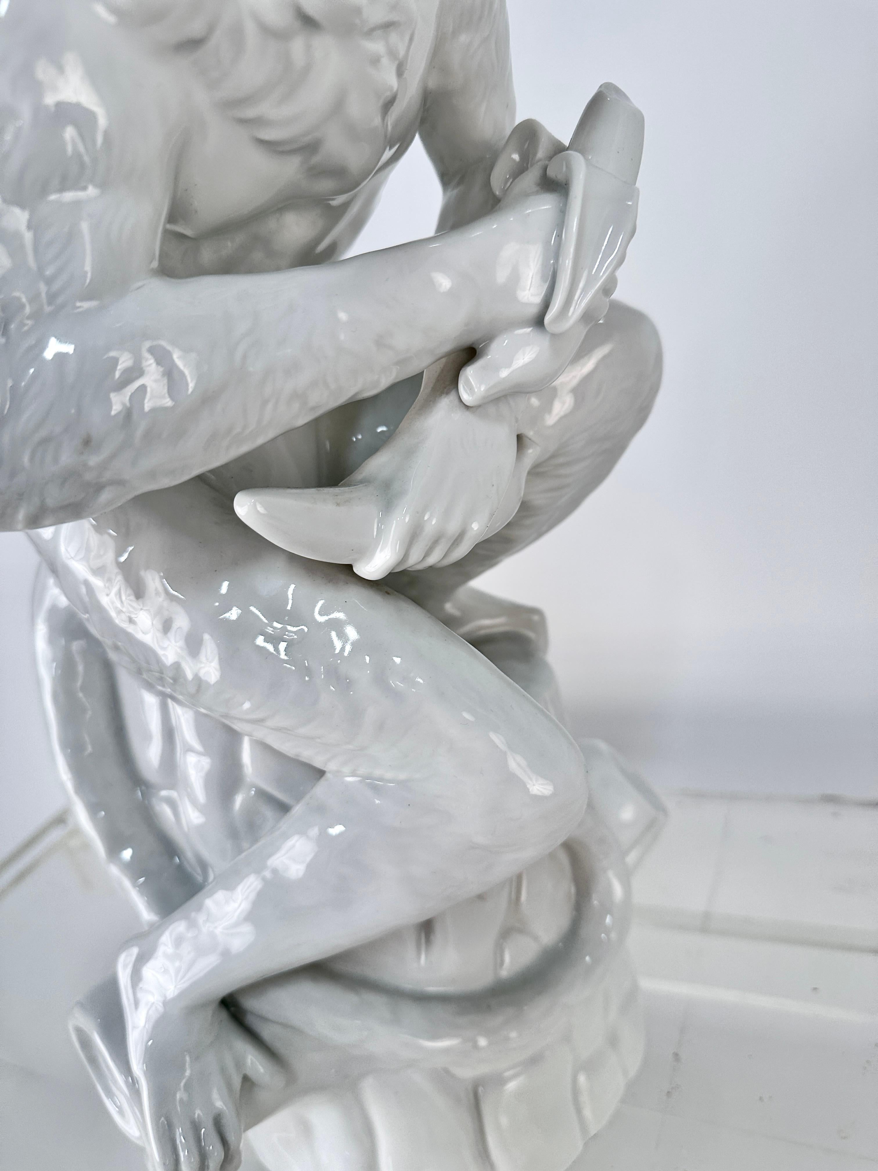 Milieu du XXe siècle Sculpture de singe KPM Blanc de Chine, Allemagne, années 1960 en vente