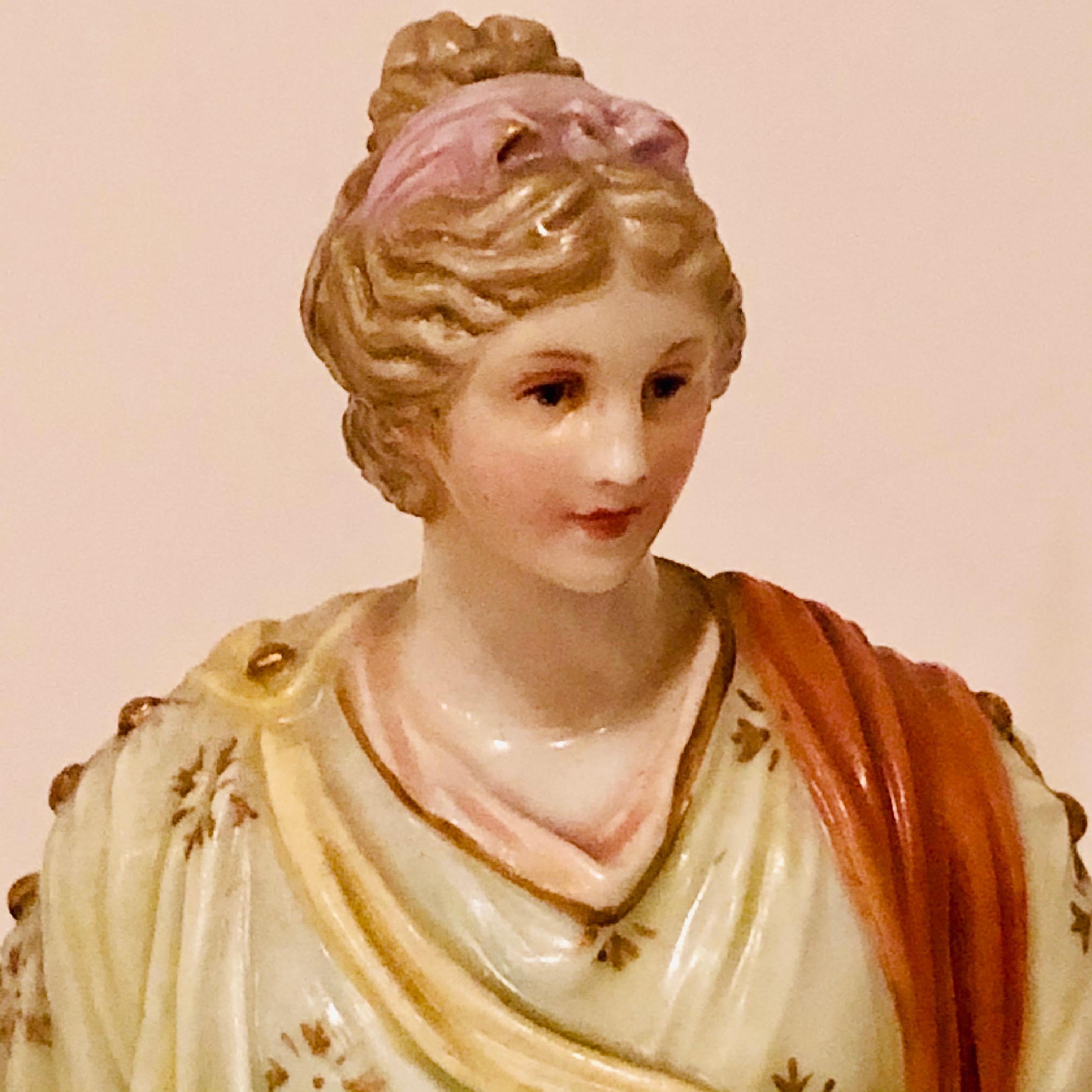 KPM-Figur einer Lady Warrior, die einen Speer und ein Schild mit einem Gesicht und Flügeln hält (Spätes 19. Jahrhundert) im Angebot