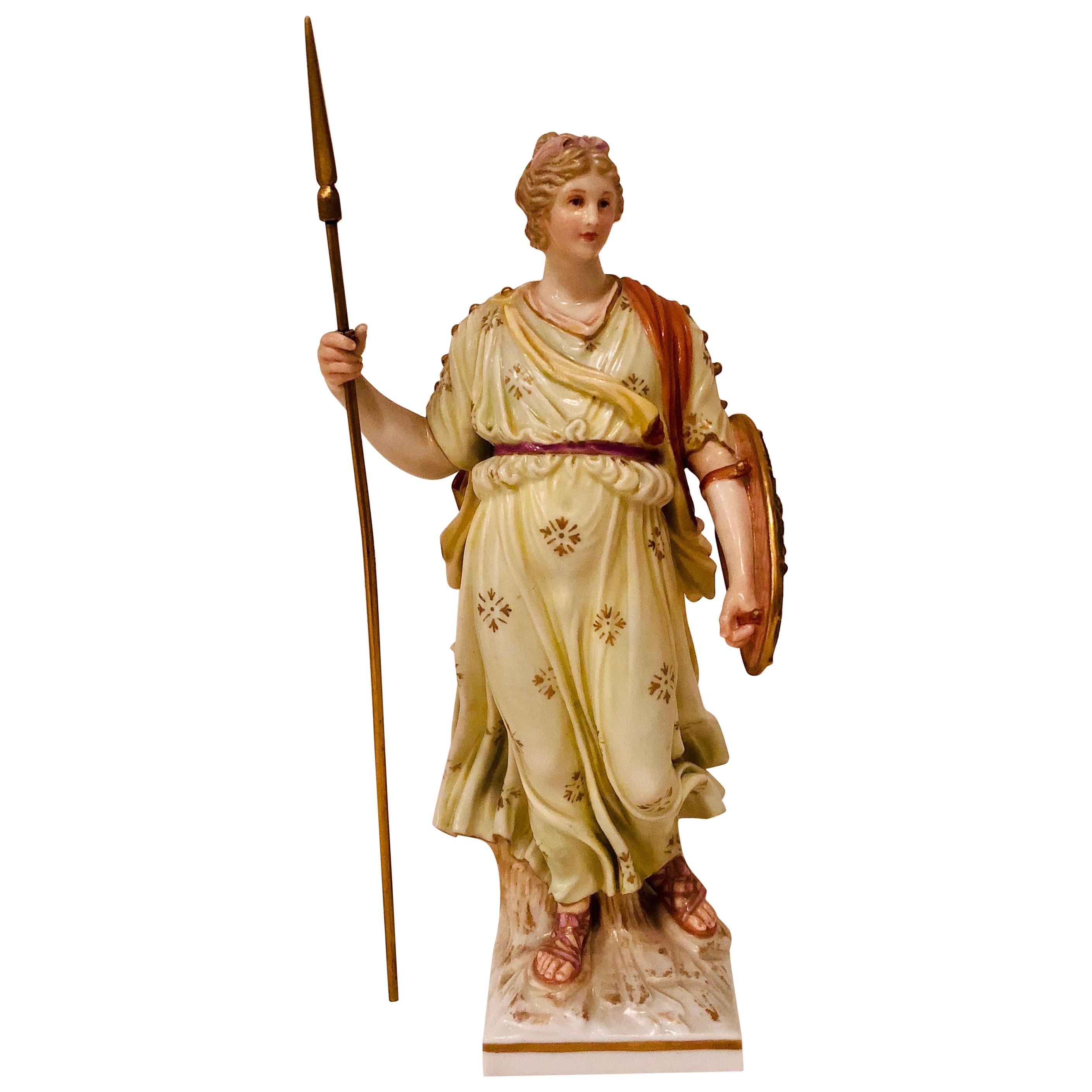 KPM-Figur einer Lady Warrior, die einen Speer und ein Schild mit einem Gesicht und Flügeln hält