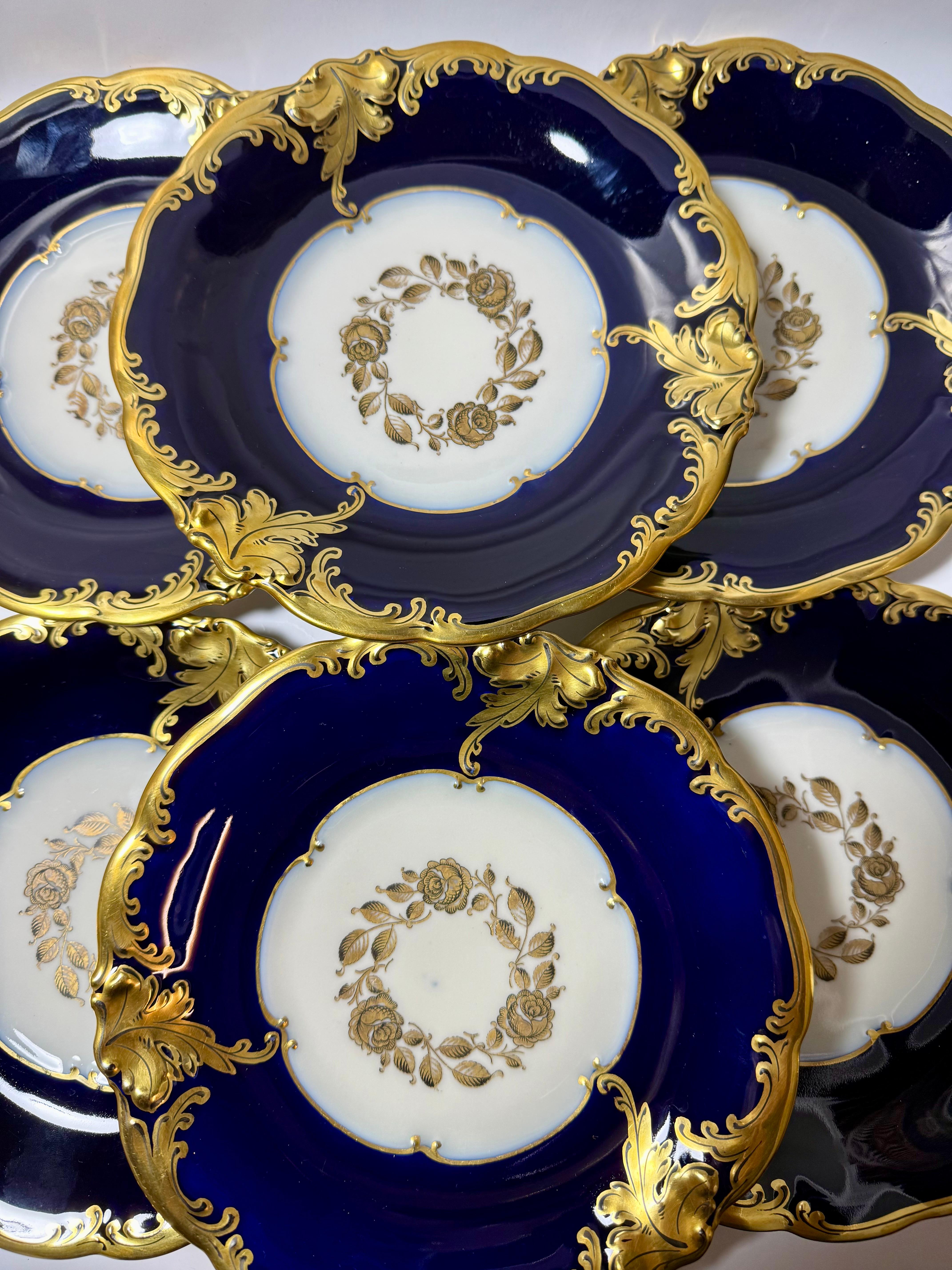 KPM Germany Cobalt Blue Fine China plates. Cet ensemble de 6 plaques latérales  produit par la célèbre usine KMP (Krister Porzellan-Manufaktur) en Allemagne 
. Ce set fait partie de la série Friederike, un service bleu cobalt de grande collection.