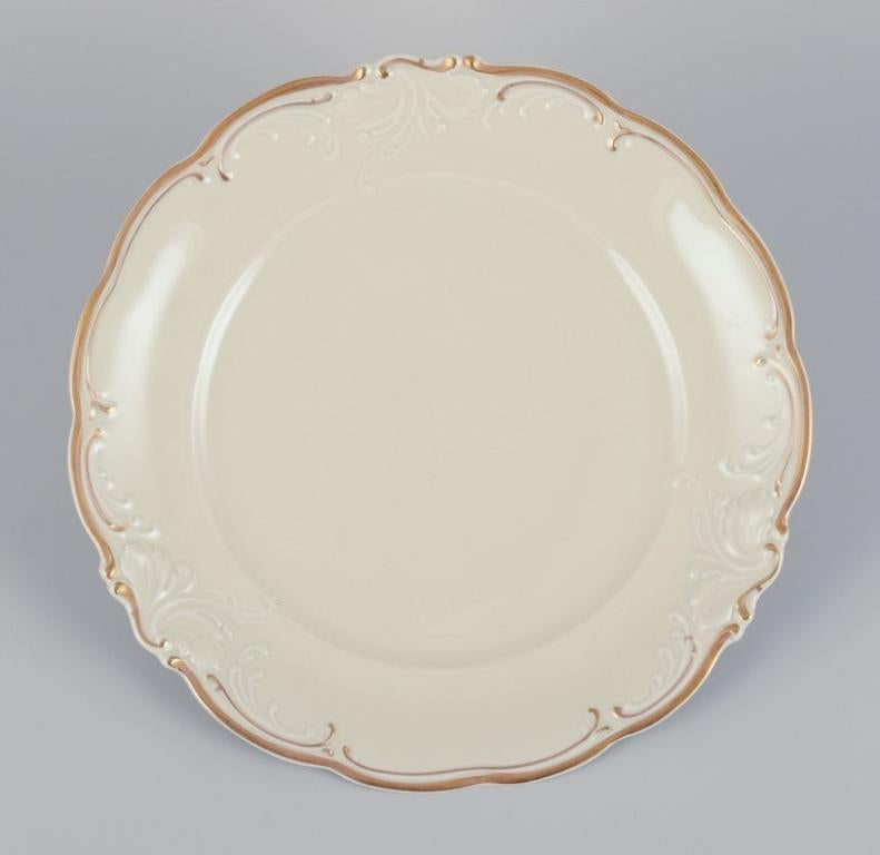 KPM, Poland. A set of five dinner plates in cream-colored porcelain.
Decorated with a gold rim.
Classic style.
1930s/1940s.
Stamped.
In excellent condition.
Dimensions: D 24.0 cm x H 2.5 cm.