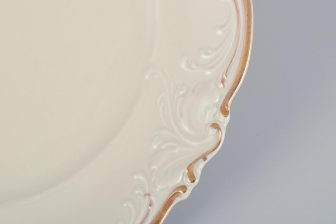 KPM, Poland. A set of five dinner plates in cream-colored porcelain. In Excellent Condition For Sale In København, Copenhagen