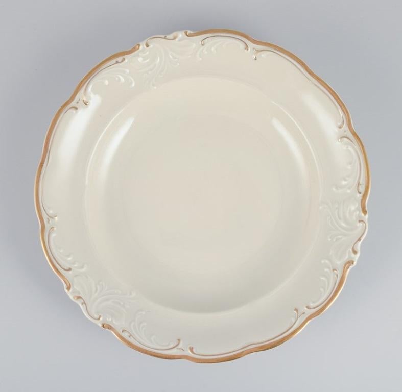 KPM, Polen. Eine Reihe von vier großen tiefen Porzellanteller in Creme Farbe.
Goldrandverzierung.
Klassischer Stil.
1930er/1940er Jahre.
Gestempelt.
In ausgezeichnetem Zustand.
Abmessungen: D 24,0 cm x H 3,8 cm.