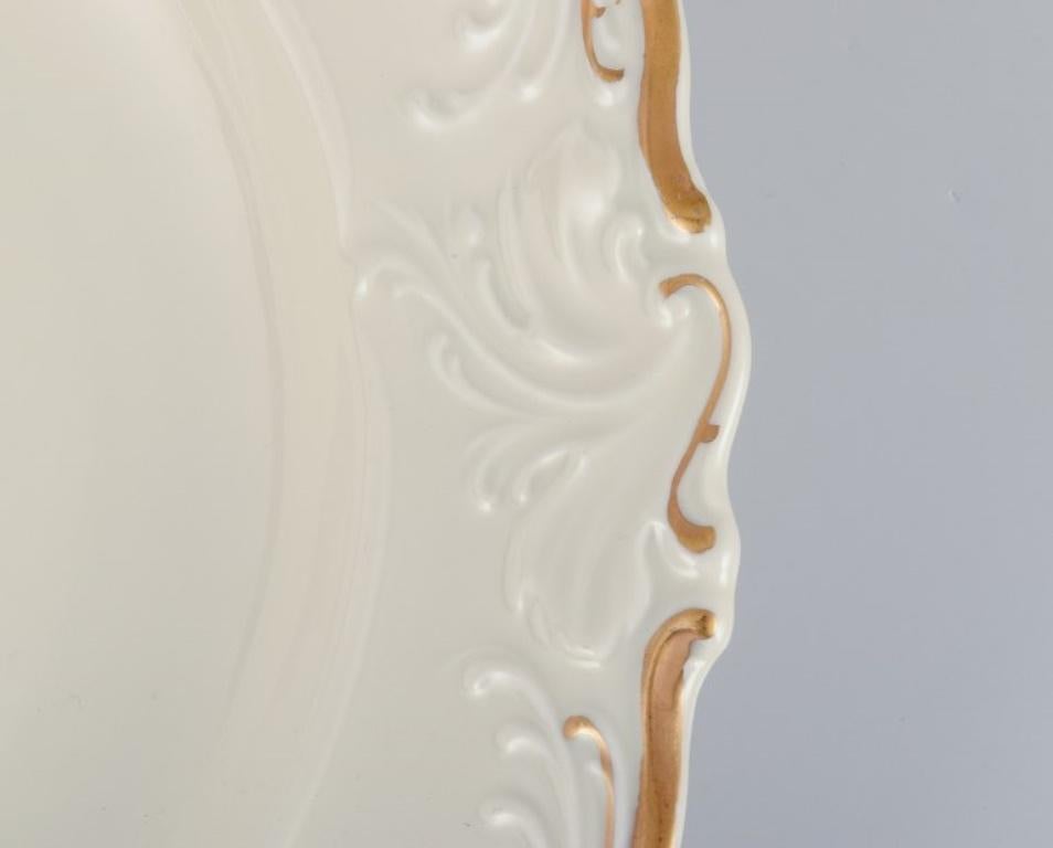 KPM, Polen. Set von vier großen, tiefen Porzellantellern in cremefarbener Farbe. im Zustand „Hervorragend“ im Angebot in Copenhagen, DK